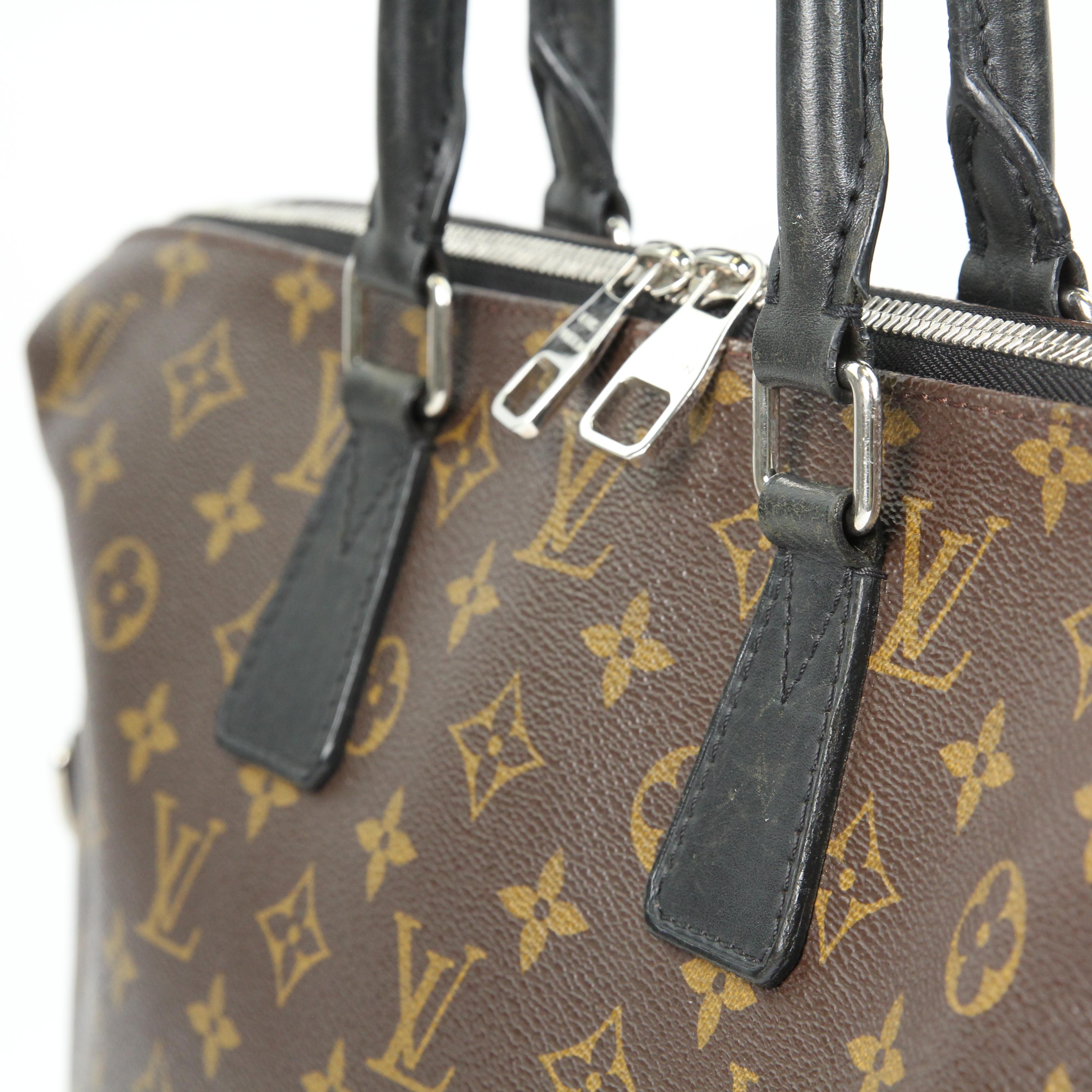 Louis Vuitton Porte Documents Jour leather bag For Sale 14