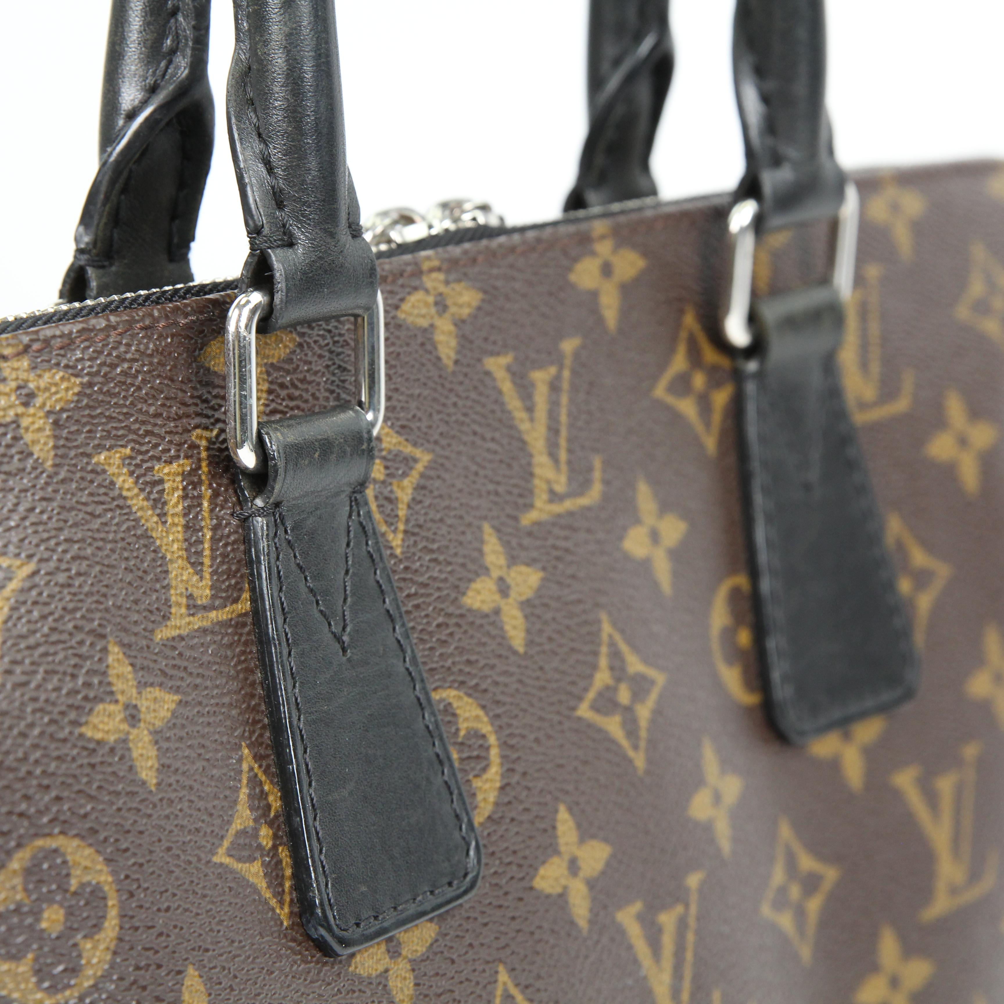 Louis Vuitton Porte Documents Jour leather bag For Sale 15