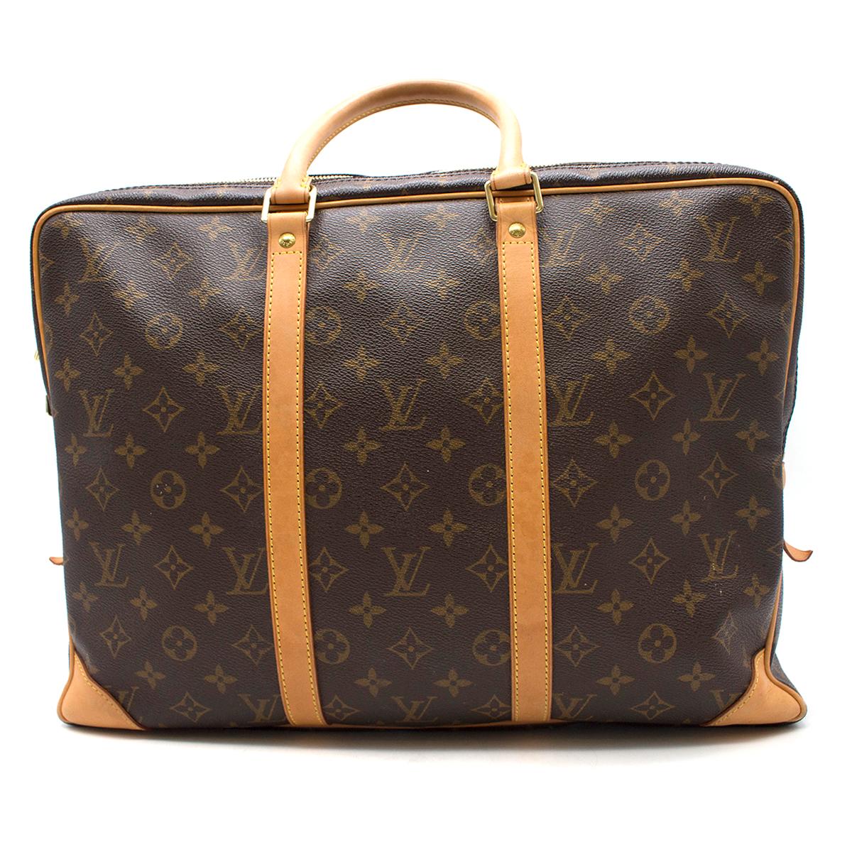 Louis Vuitton Porte-Documents Voyage Business Bag

-Brown monogram canvas business bag
-Two top handles with shoulder strap
-Gold toned hardware
-Zip closure
-One zipped interior pocket
-Four interior slots and one gold toned interior ring

Please