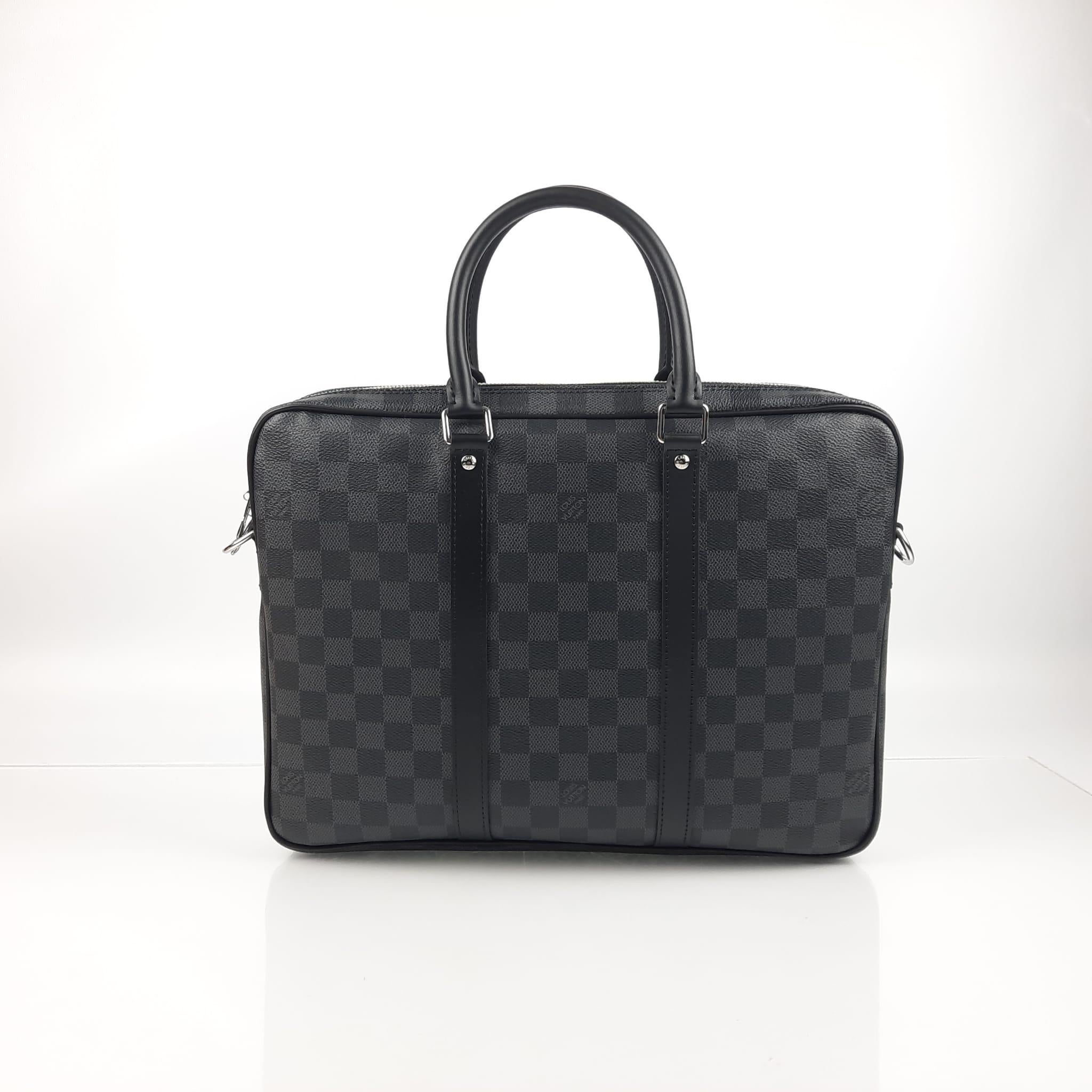 The Porte-Documents Voyage PM looks effortlessly stylish in masculine Damier Graphite canvas. With smooth leather trimmings and a spacious interior, it combines luxury and practicality.