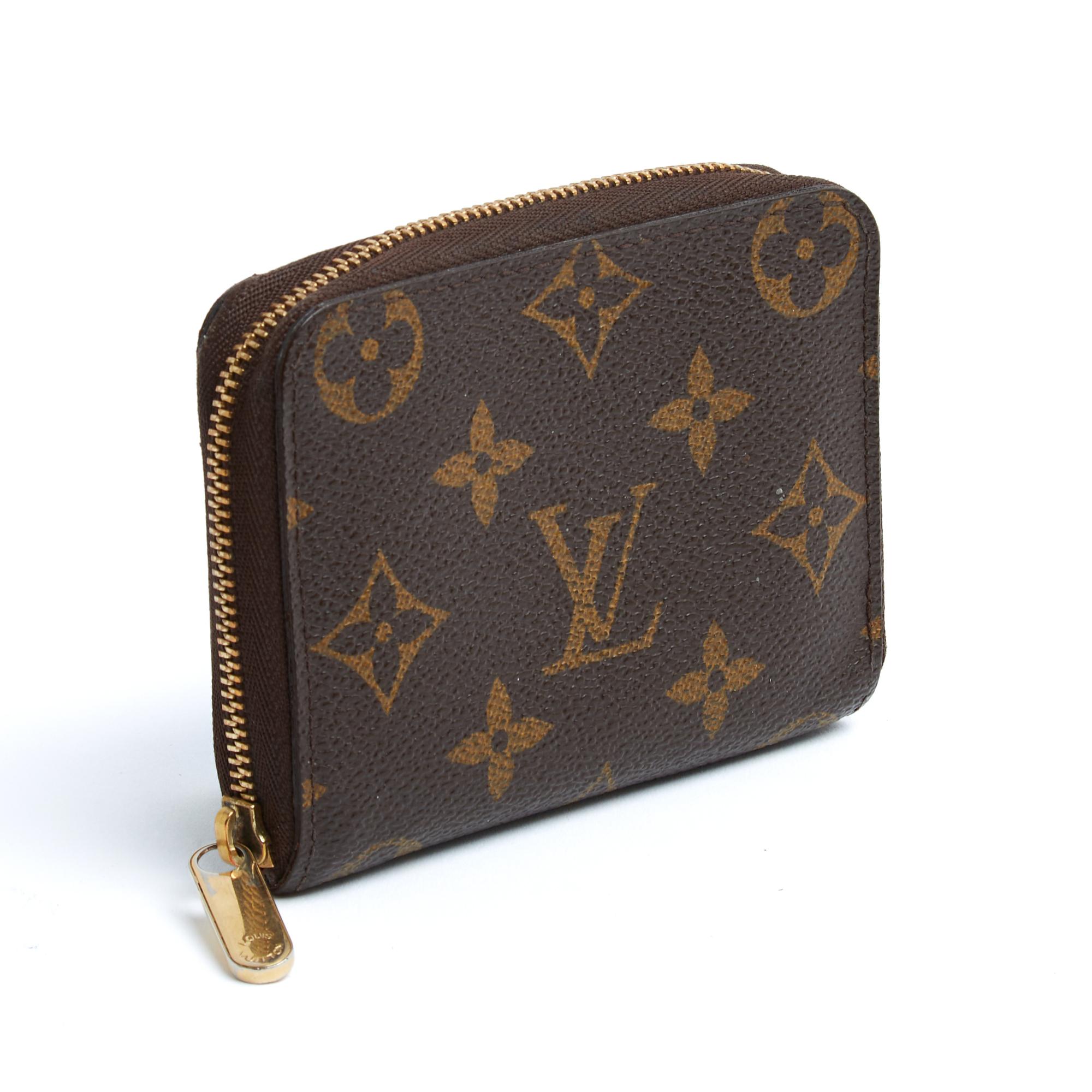 Porte-monnaie Zippy de Louis Vuitton en toile monogramme marron, intérieur en cuir grainé assorti avec 2 grands compartiments à soufflet, 2 poches plates et 4 fentes pour cartes, fermeture à glissière en métal doré avec tirette logo. Largeur 11 cm x