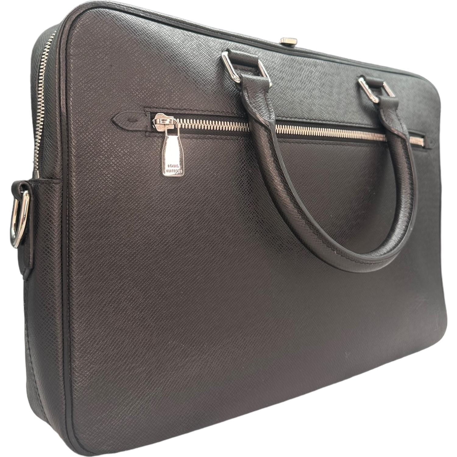 Louis Vuitton Porto Document Business Taiga Black Bag In Good Condition For Sale In Scottsdale, AZ