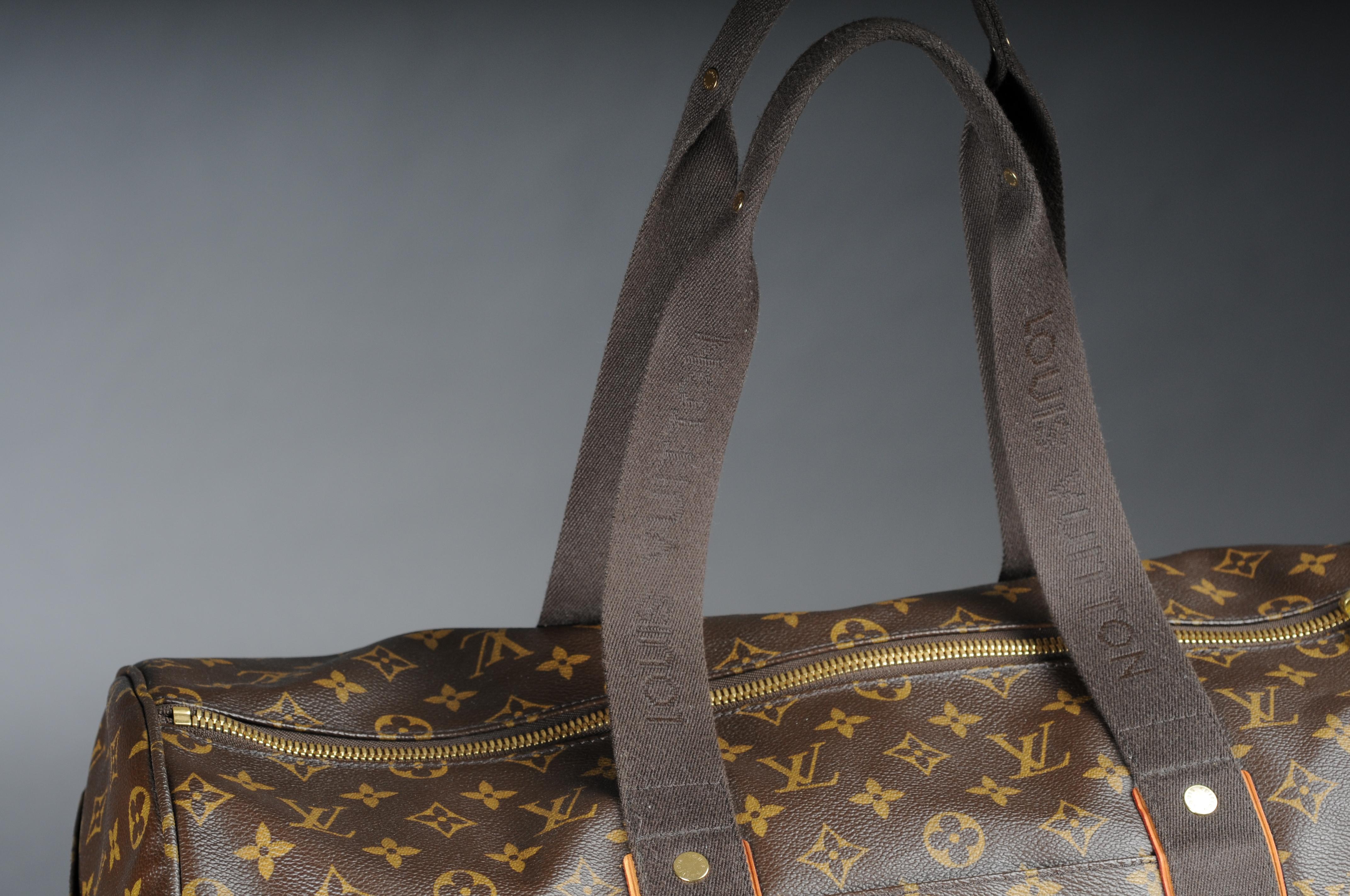 circa 2009
Maroon
iconic Monogram canvas
cylindrical design
two long handles
Two-way zipper
gold-colored fittings
major subject
several pockets inside
Condition: good. This item is in good condition, with minimal signs of wear, e.g. B. on material