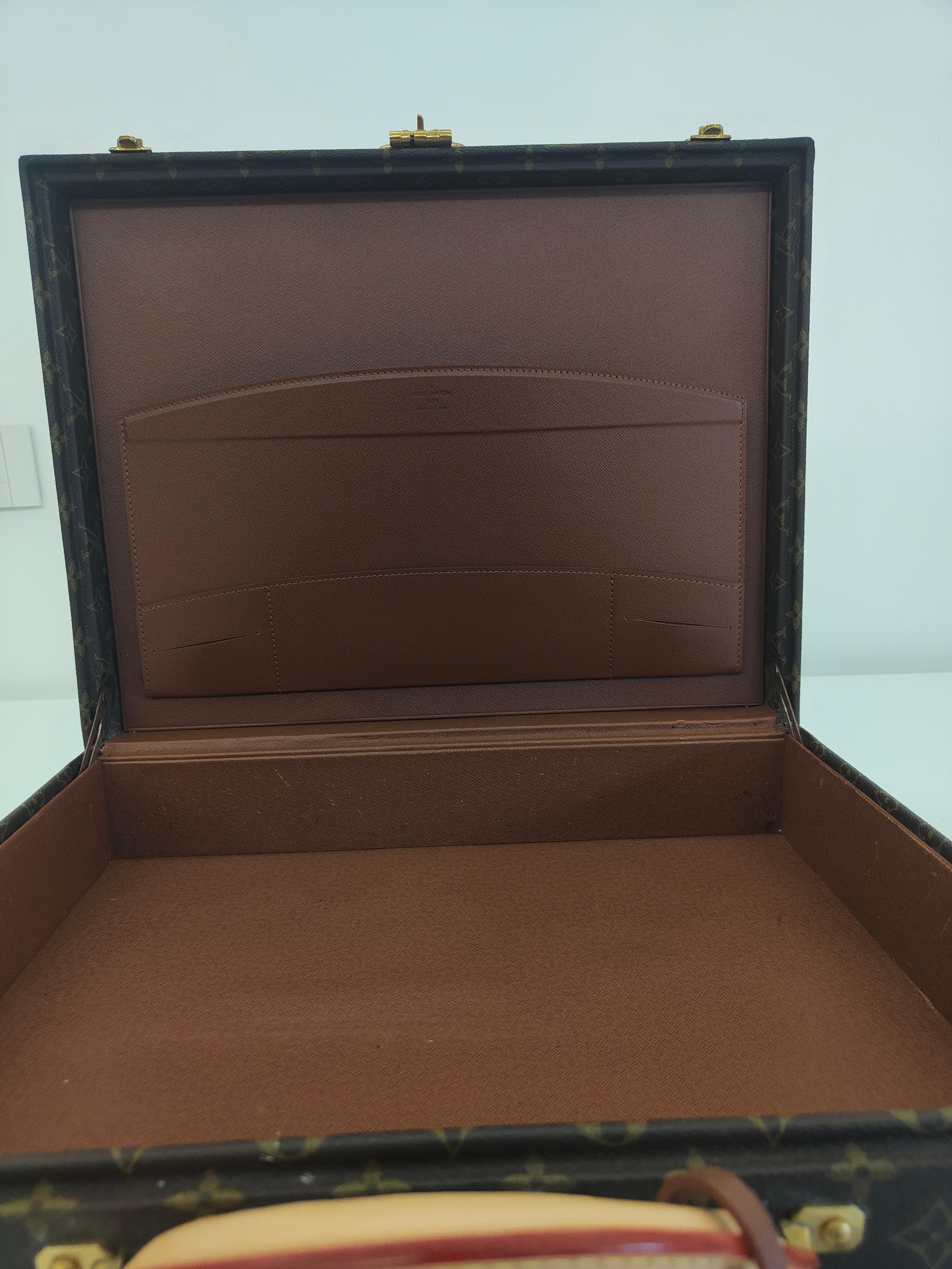 Louis Vuitton President Briefcase
measurements: 44*34*11