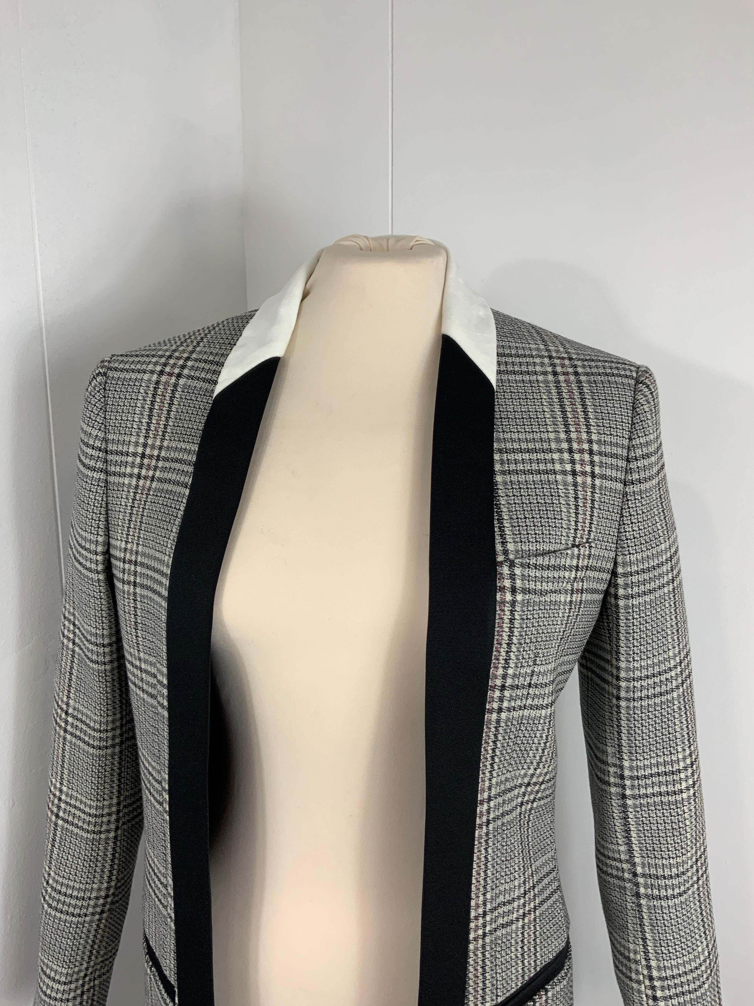 Louis Vuitton Coat.
The composition tag is missing.
We think is wool with cotton & velvet details.
Fully lined.
Size 34 FR. it fits an 38 Italian.
Shoulders 40 cm
Bust 42 cm
Length 93 cm
Sleeves 60 cm 
Conditions: Good - Previously owned and gently