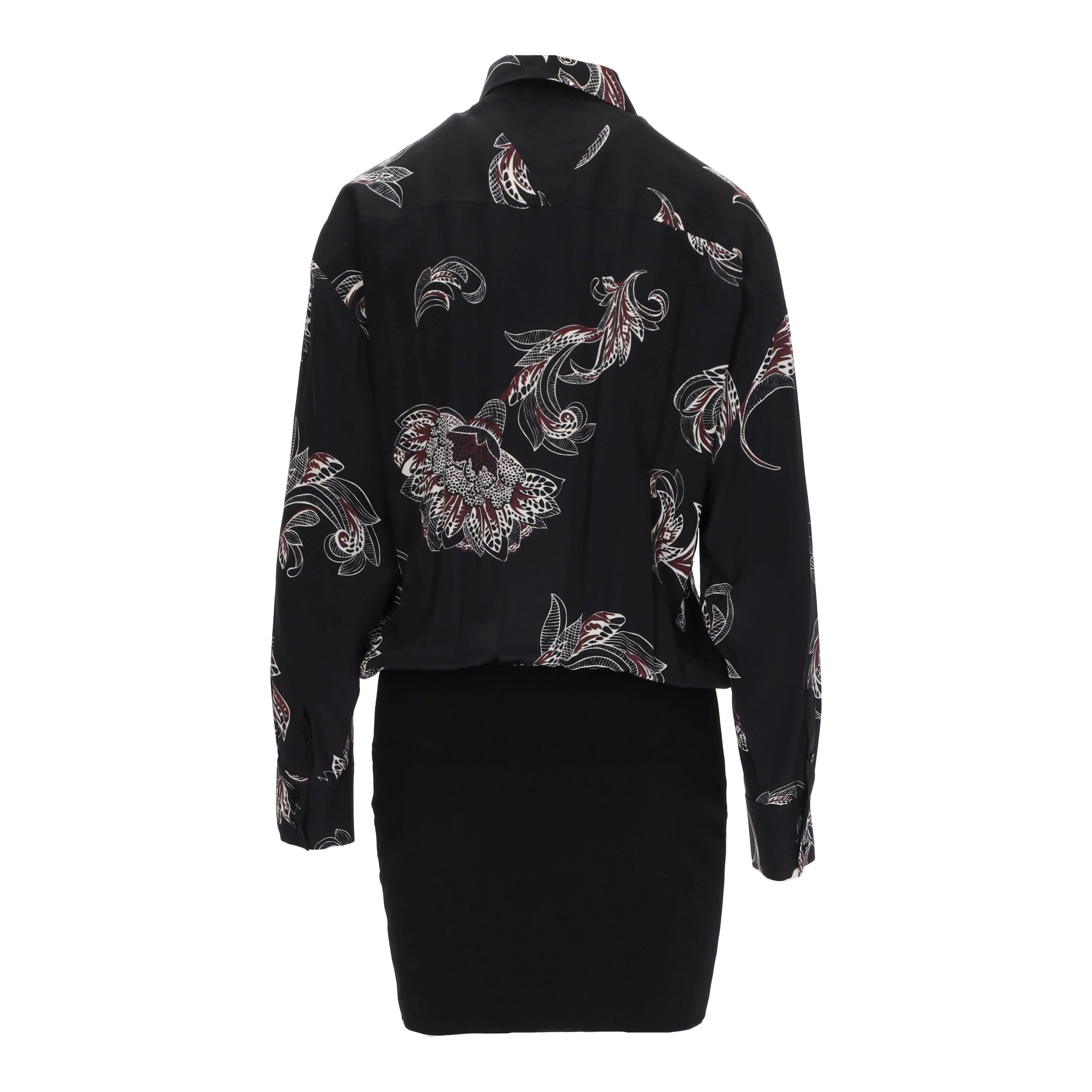 Dieses Hemdblusenkleid aus Seide hat ein dehnbares Unterteil, das sich an den Körper anschmiegt und den Look eines Rocks und eines eingesteckten Hemds erzeugt. Mit seinem Hemdkragen und dem schönen Druck aus weißen und roten Blumen ist dieses Kleid