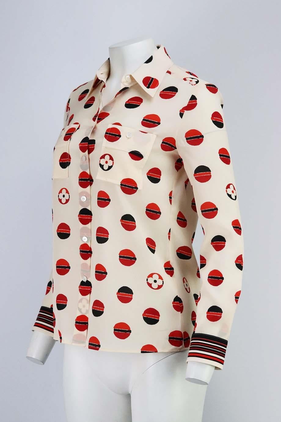 Questa camicia di Louis Vuitton è tagliata in modo fluido in seta e presenta una stampa a pois e una versione del logo della maison. Seta multicolore. Chiusura con bottoni sul davanti. 100% seta; fodera: 100% seta. Dimensioni: FR 36 (UK 8, US 4, IT