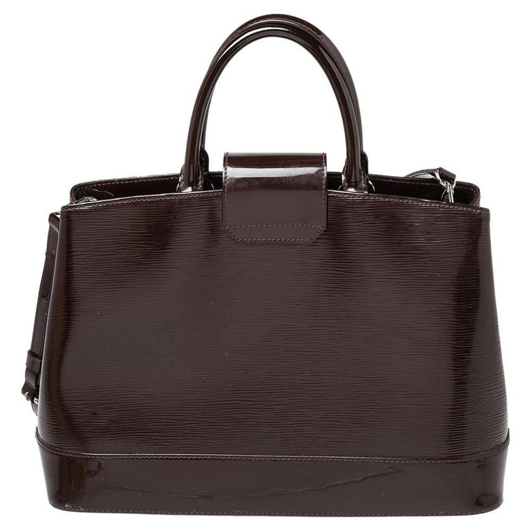 This LV Mirabeau GM bag is made from high-quality Electric Epi leather and designed to assist you every day. The bag carries a turn-lock that leads to an Alcantara-lined interior to dutifully carry your essentials. Two handles and an optional strap
