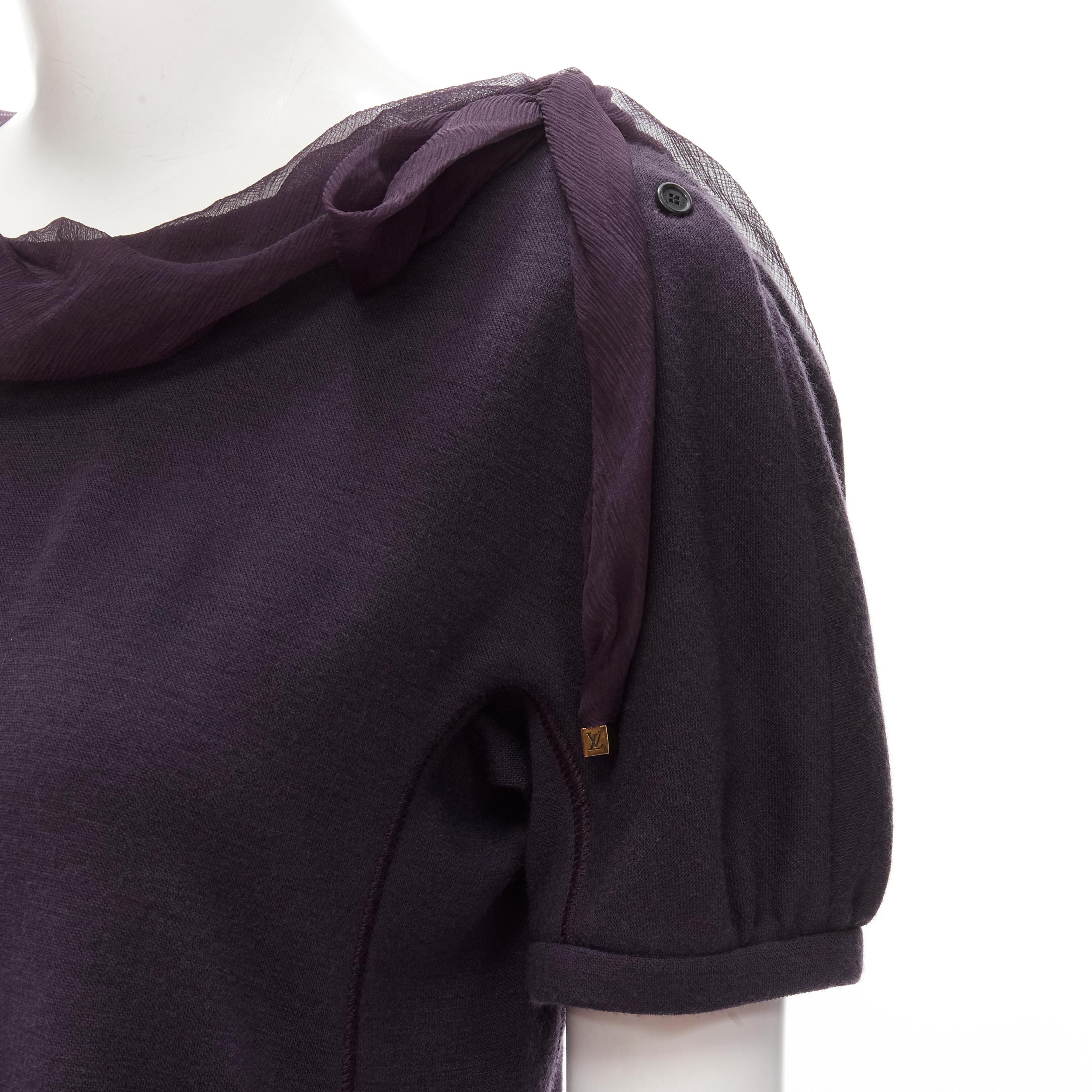LOUIS VUITTON purple cotton silk trim gold LV cube charm bow boxy pullover top S
Brand: Louis Vuitton
Extra Detail: Silk ruffle trim collar. Button closure along shoulder. Gold-tone LV cube charm at end of silk trim. Overlocking stitching. Boxy
