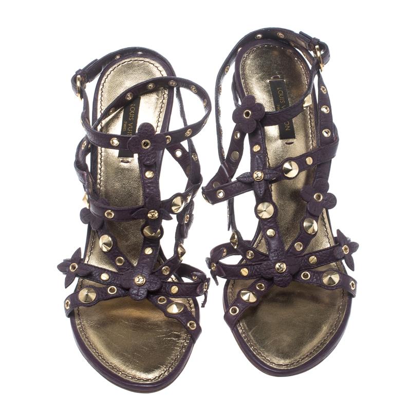 Let your feet do the talking in these sandals from Louis Vuitton. They carry a very delightful design with stud embellished straps and a set of comfortable wedges. Made from leather, the pair has a buckle fastening and open toes. Team them up with