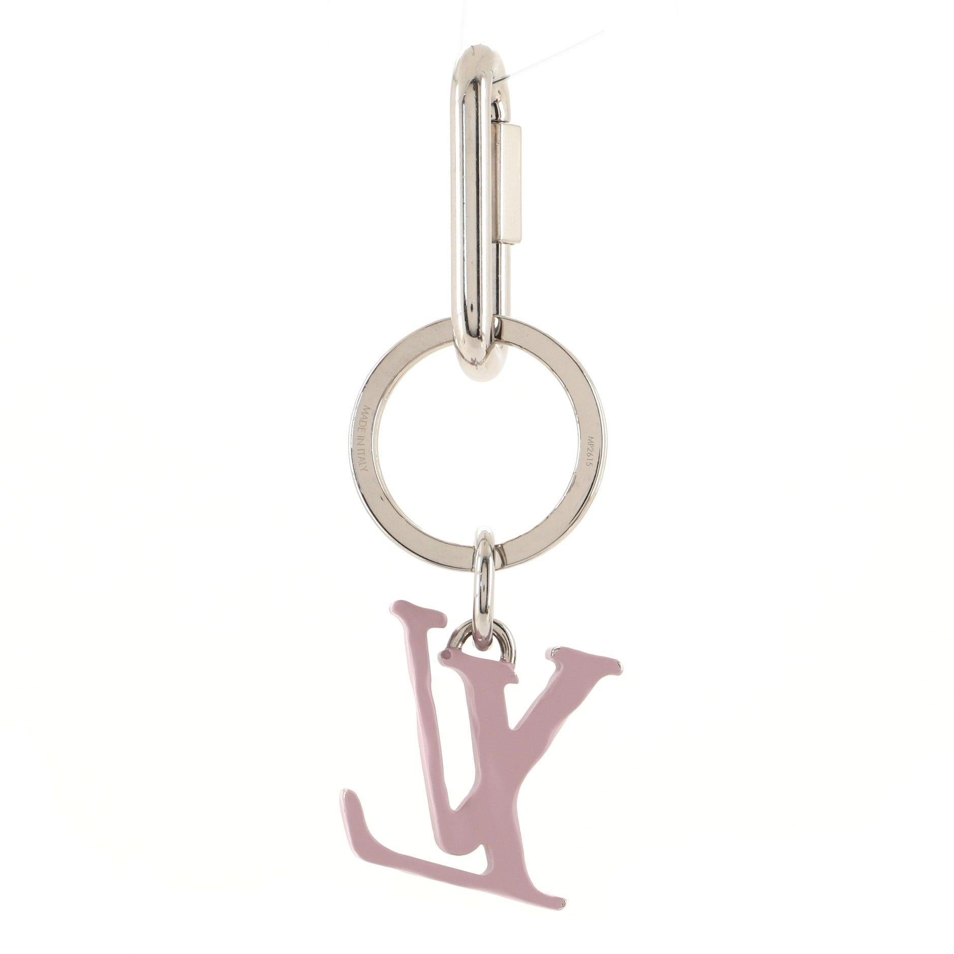 Louis Vuitton Purple Metal LV Shape Keychain features silver-tone chain that can be clipped on most metallic pieces of your bag. The LV shape charm is made from purple resin.
 

63822MSC

Height 3