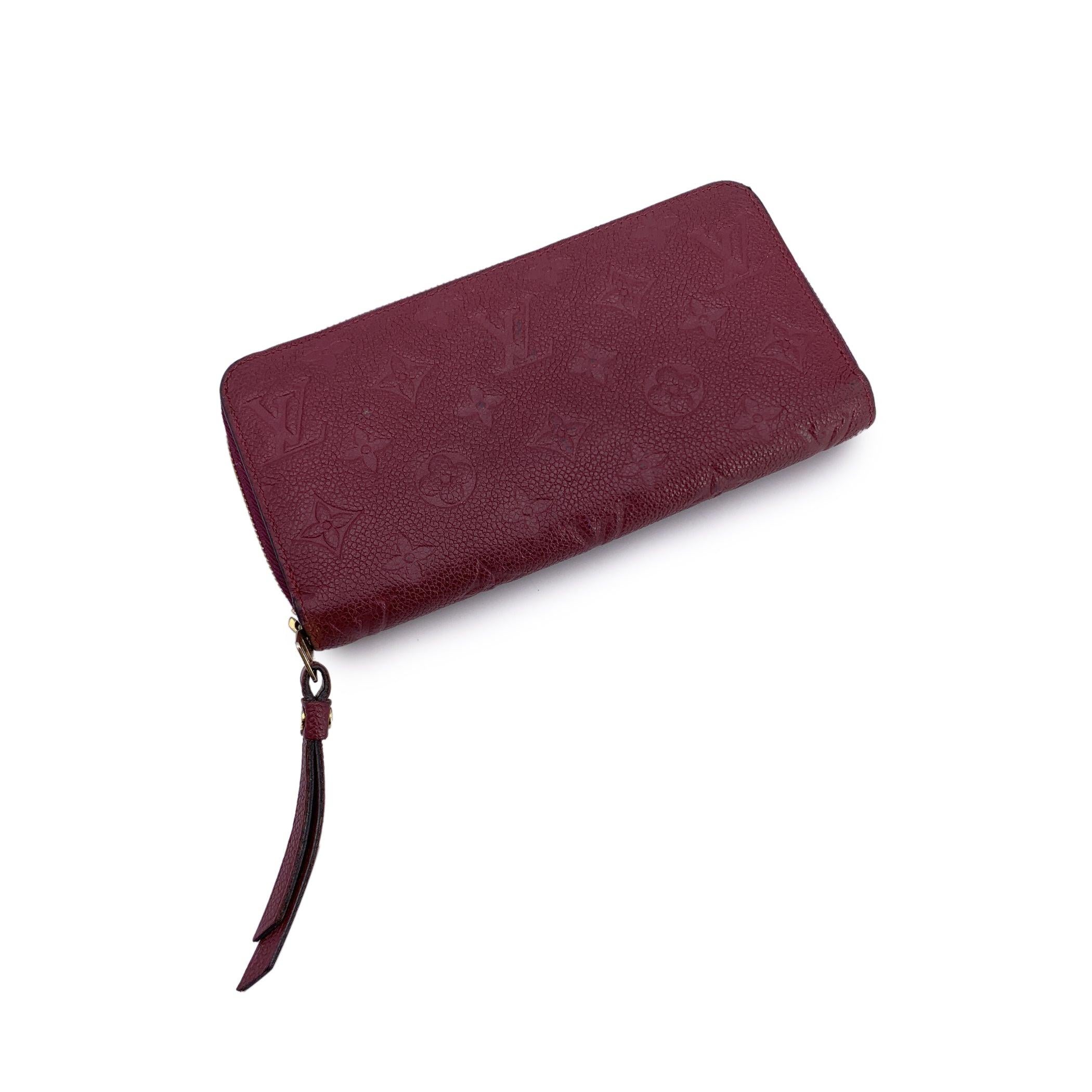 Questo bellissimo articolo sarà accompagnato da un certificato di autenticità fornito da Entrupy. Il certificato verrà fornito senza alcun costo aggiuntivo. Elegante, strutturato e inconfondibilmente raffinato, il portafoglio Louis Vuitton Monogram