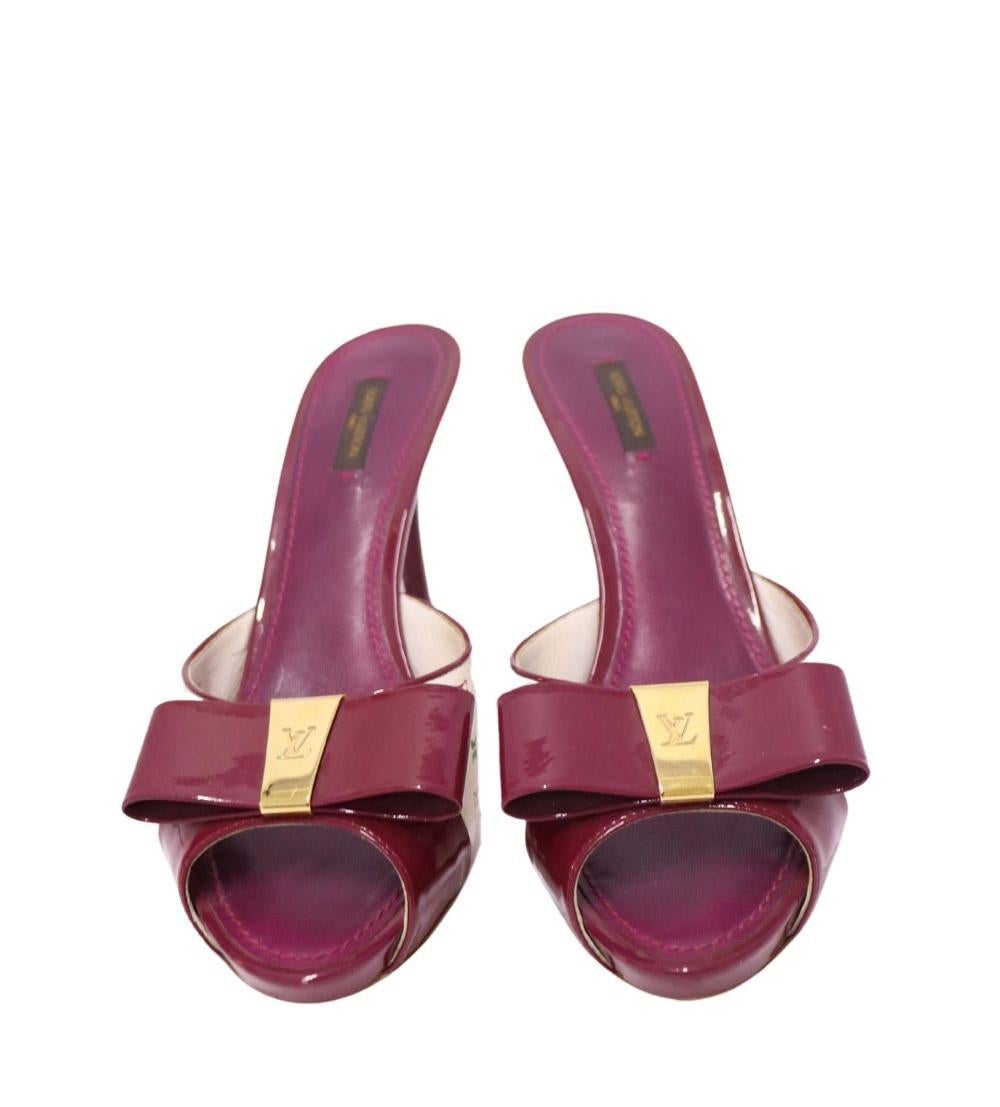 Louis Vuitton Purple Patent Leather And Monogram Canvas Mules, Features a Peep Toe, Front Bow and Monogram Canvas.

Material: Leather
Size: EU 40
Heel Height: 9.5cm
Overall Condition: Fair
Interior Condition: Signs of wear
Exterior Condition: