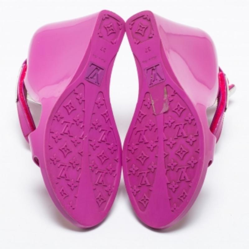 Diese Louis Vuitton Sandalen sind verspielt und trendy. Die Klettverschlüsse an den Knöchelriemen aus Kautschuk sorgen für eine perfekte Passform, und die Keilabsätze sind perfekt erhöht.