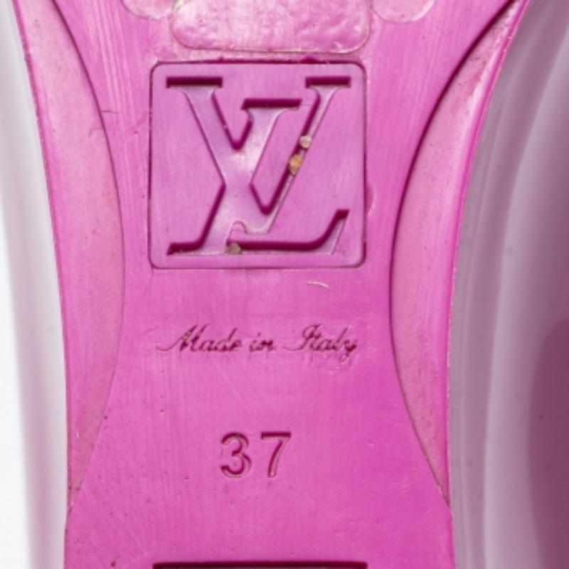 Louis Vuitton Lila Gummi Riemchen Keilsandalen Größe 37 (Violett) im Angebot