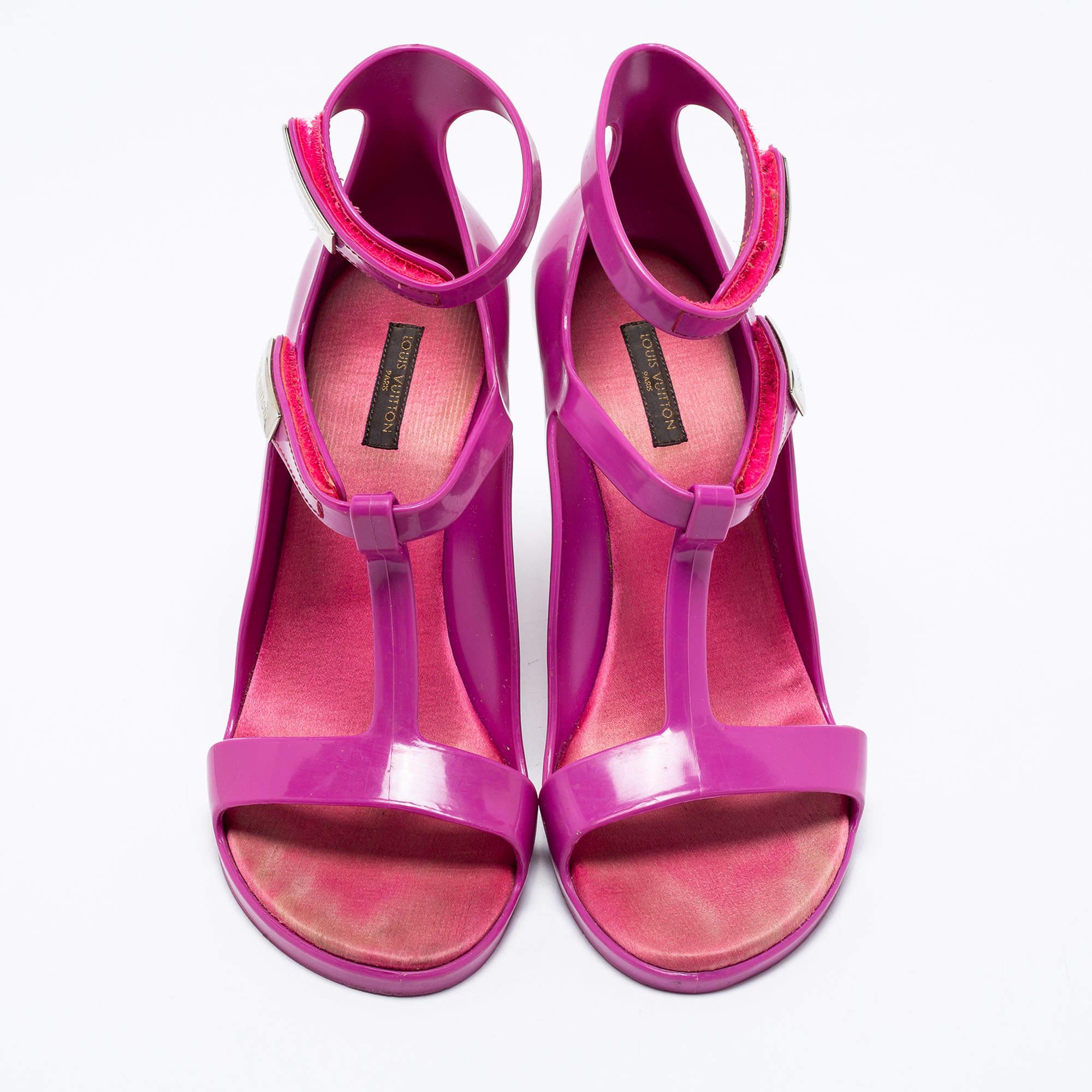 Louis Vuitton Lila Gummi Knöchelriemen Keil Sandalen Größe 37 im Zustand „Gut“ im Angebot in Dubai, Al Qouz 2
