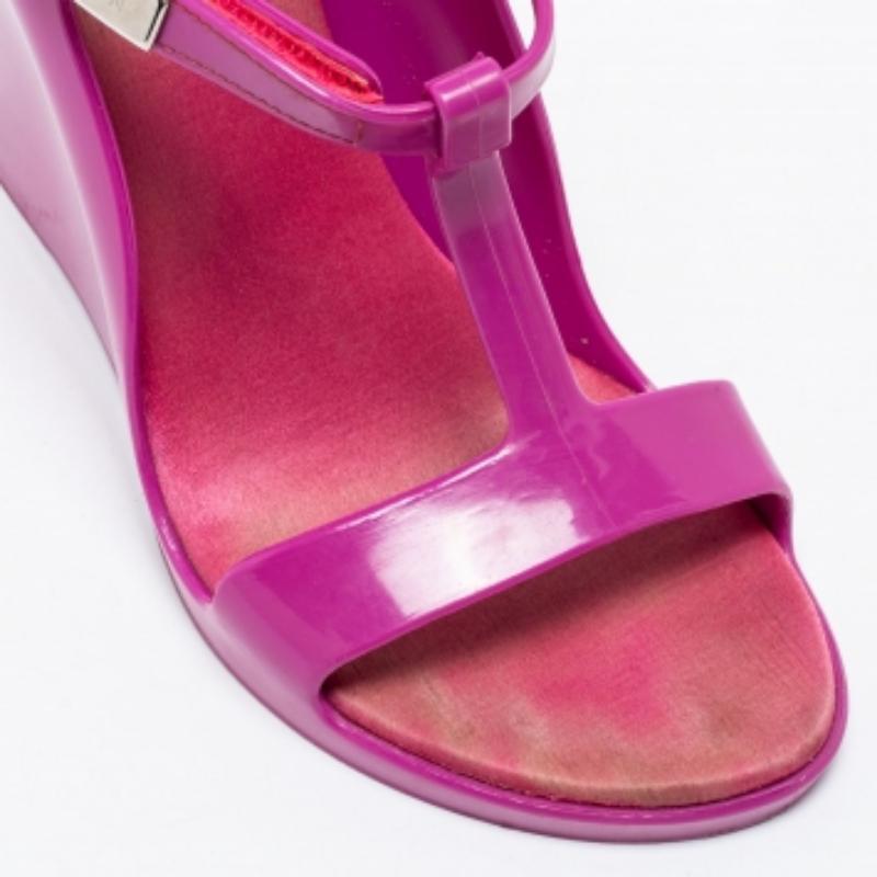 Louis Vuitton Lila Gummi Riemchen Keilsandalen Größe 37 Damen im Angebot