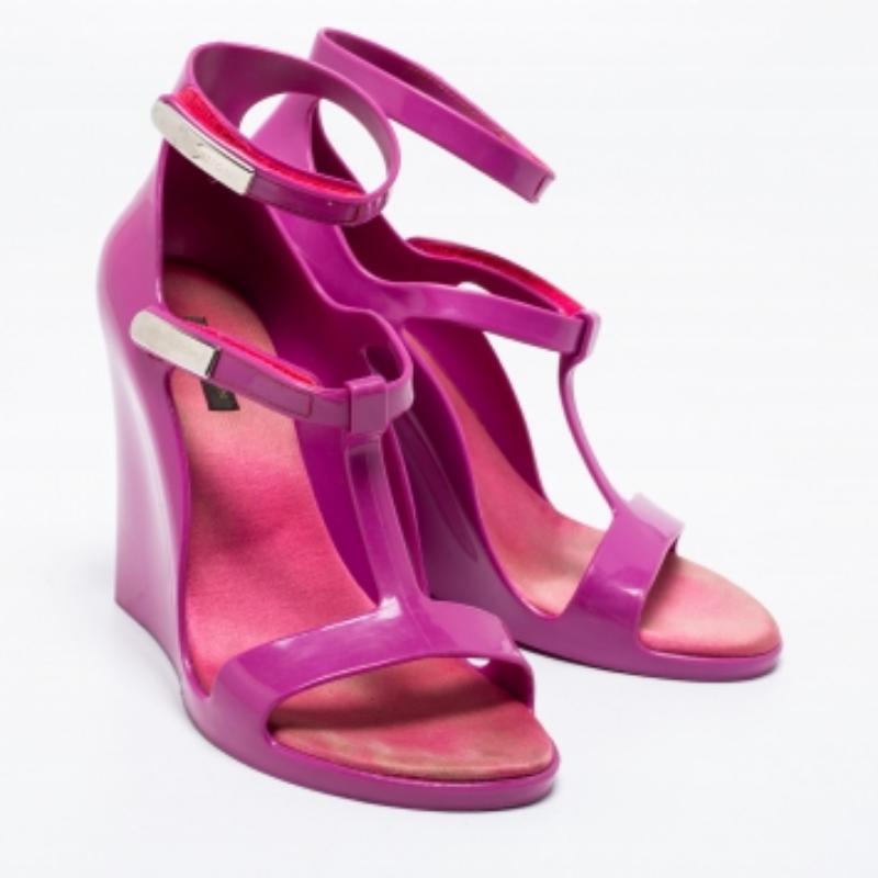 Louis Vuitton Lila Gummi Riemchen Keilsandalen Größe 37 im Angebot 1
