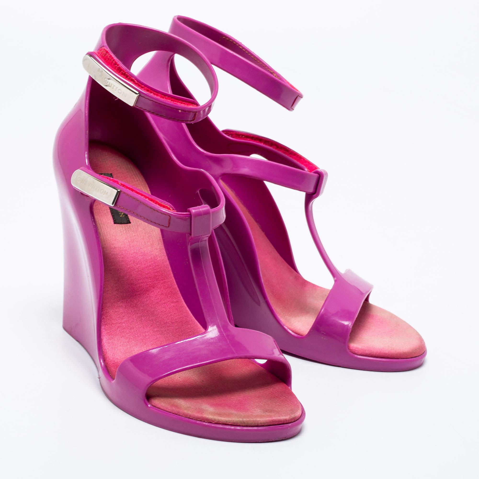 Louis Vuitton Purple Rubber Ankle-Strap Wedge Sandals Size 37 In Good Condition For Sale In Dubai, Al Qouz 2