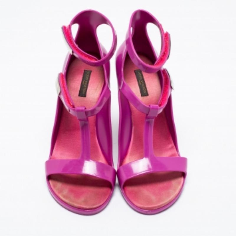 Louis Vuitton Lila Gummi Riemchen Keilsandalen Größe 37 im Angebot 2