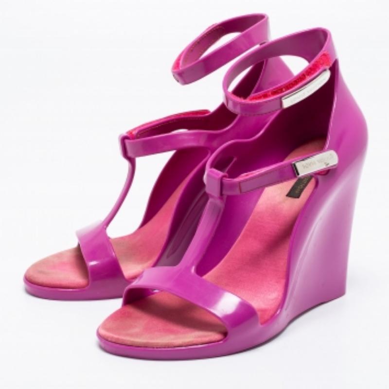 Louis Vuitton Lila Gummi Riemchen Keilsandalen Größe 37 im Angebot 3