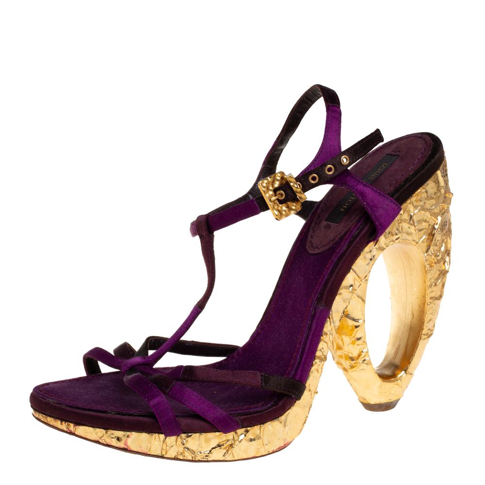 Marca tendencia con estas elegantes sandalias Louis Vuitton. Llevan tiras de satén morado, detalles de hebillas en los tobillos y tacones de anilla O de 12,5 cm en tono dorado.

Incluye: Funda guardapolvo original