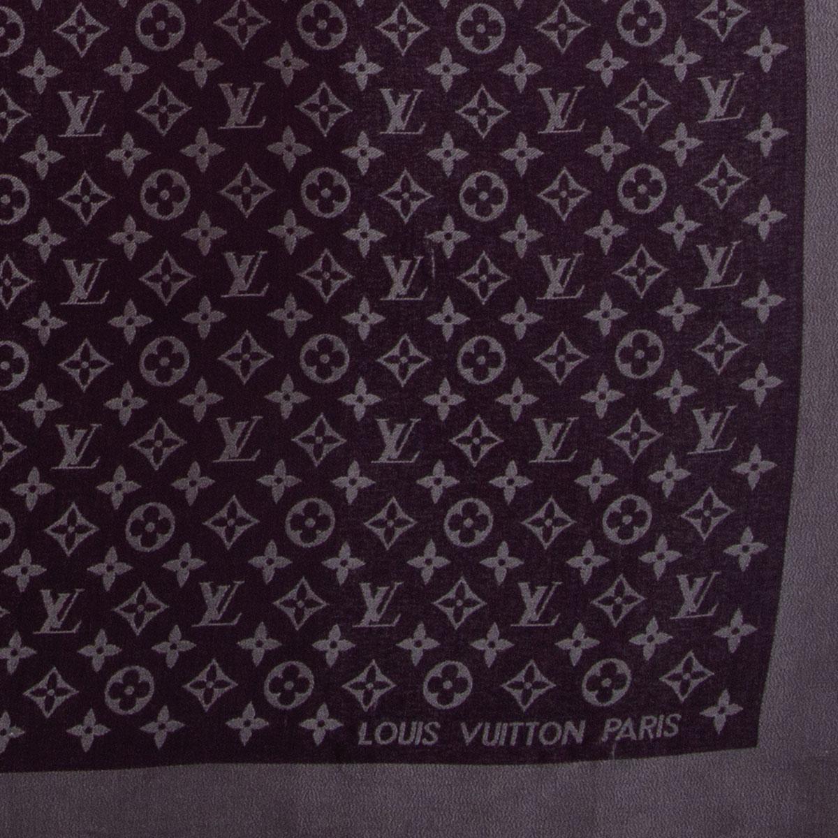 100% authentischer Louis Vuitton Monogram Shine Schal aus lila und silbermetallicfarbener Seide (50%):: Metall (30%) und Wolle (20%) mit Jacquard und Fransen. Wurde mit einem gezogenen Faden:: der sichtbar ist:: getragen. Insgesamt in