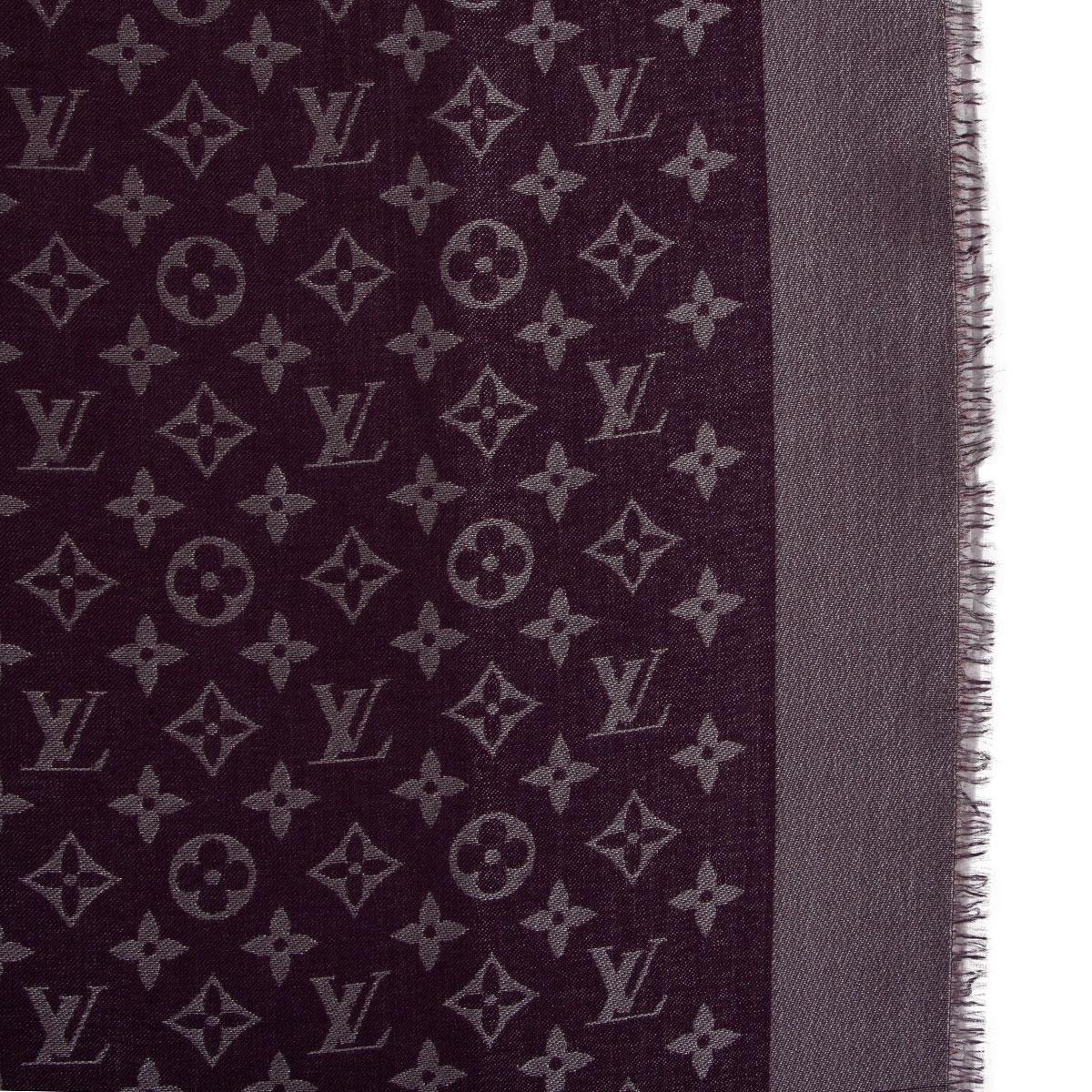 LOUIS VUITTON lila glänzender Seiden-Monogramm-Schal im Zustand „Hervorragend“ in Zürich, CH
