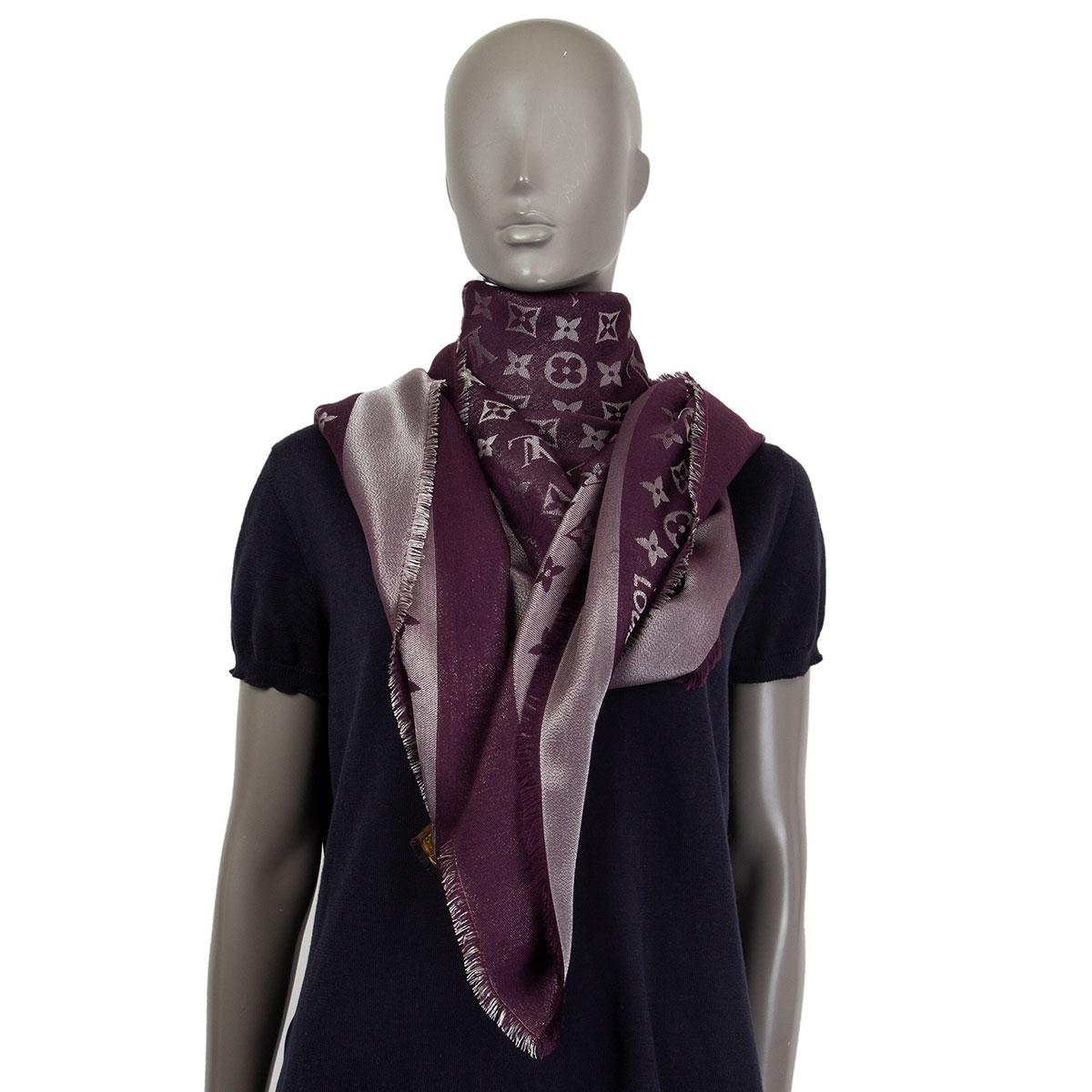 LOUIS VUITTON purple shine silk Monogram Shawl Scarf In Excellent Condition In Zürich, CH