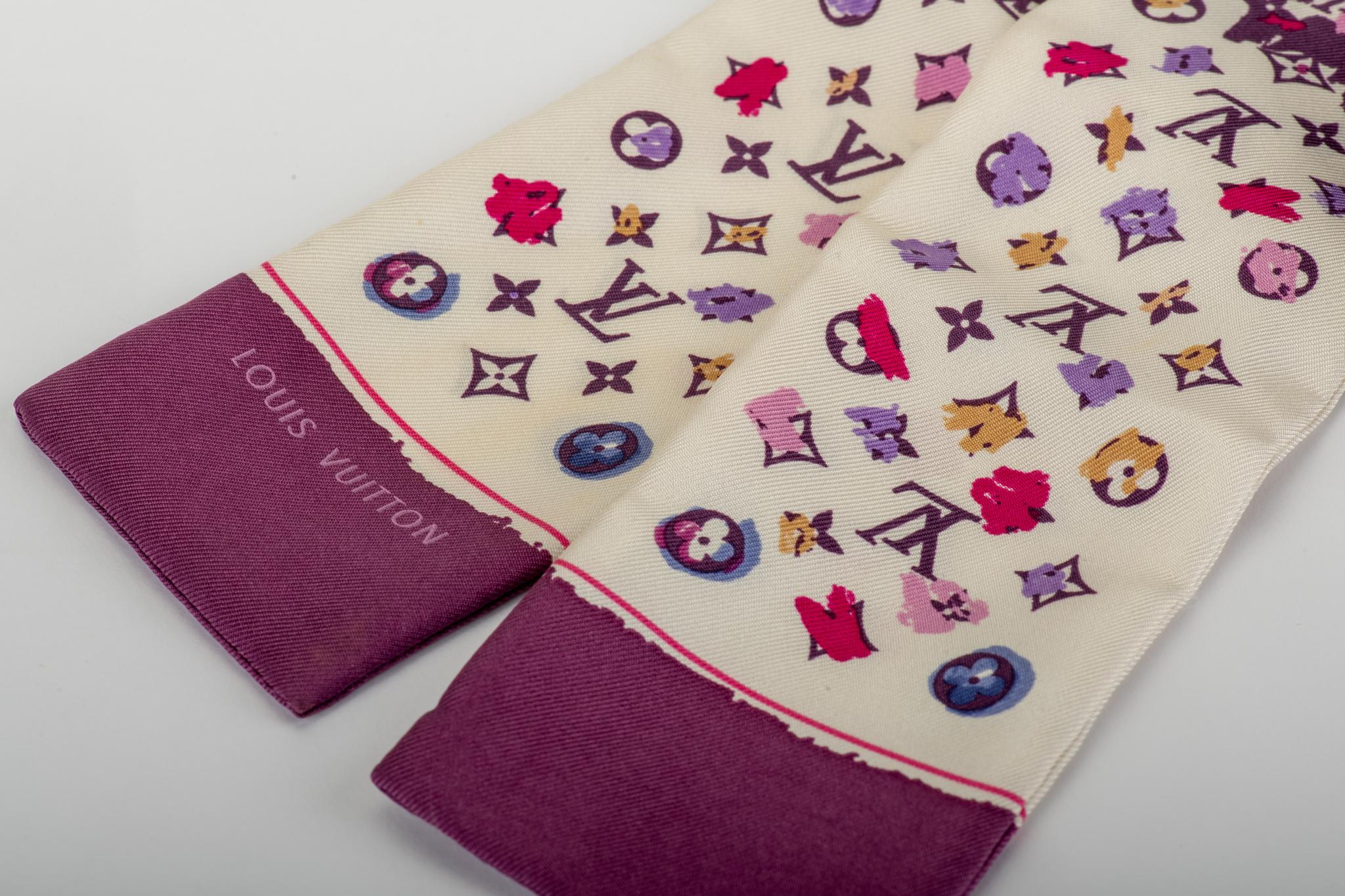Louis Vuitton - Écharpe en sergé Maxi de soie violette Bon état à West Hollywood, CA