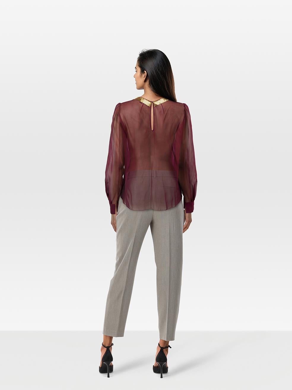 L'ÉTAT est très bon. L'usure minimale de la partie supérieure est évidente. Pluck to the weave on the left sleeve sur cet article de revente d'occasion de Louis Vuitton designer.
 
 
 
 Détails
 
 
 Violet
 
 Soie
 
 Blouse
 
 Manches longues
 

