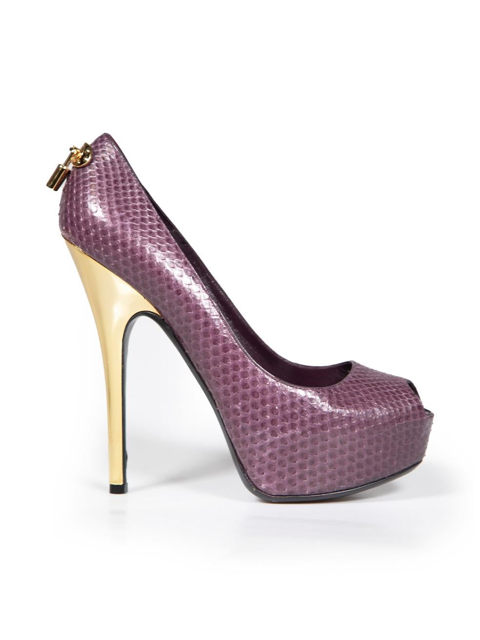 CONDIT ist sehr gut. Minimale Abnutzung an den Absätzen ist offensichtlich. Minimale Pilling auf insgesamt Schlangenleder auf beide Schuhe. Minimale Kratzer an der Metallferse beider Schuhe auf diesem gebrauchten Louis Vuitton Designer