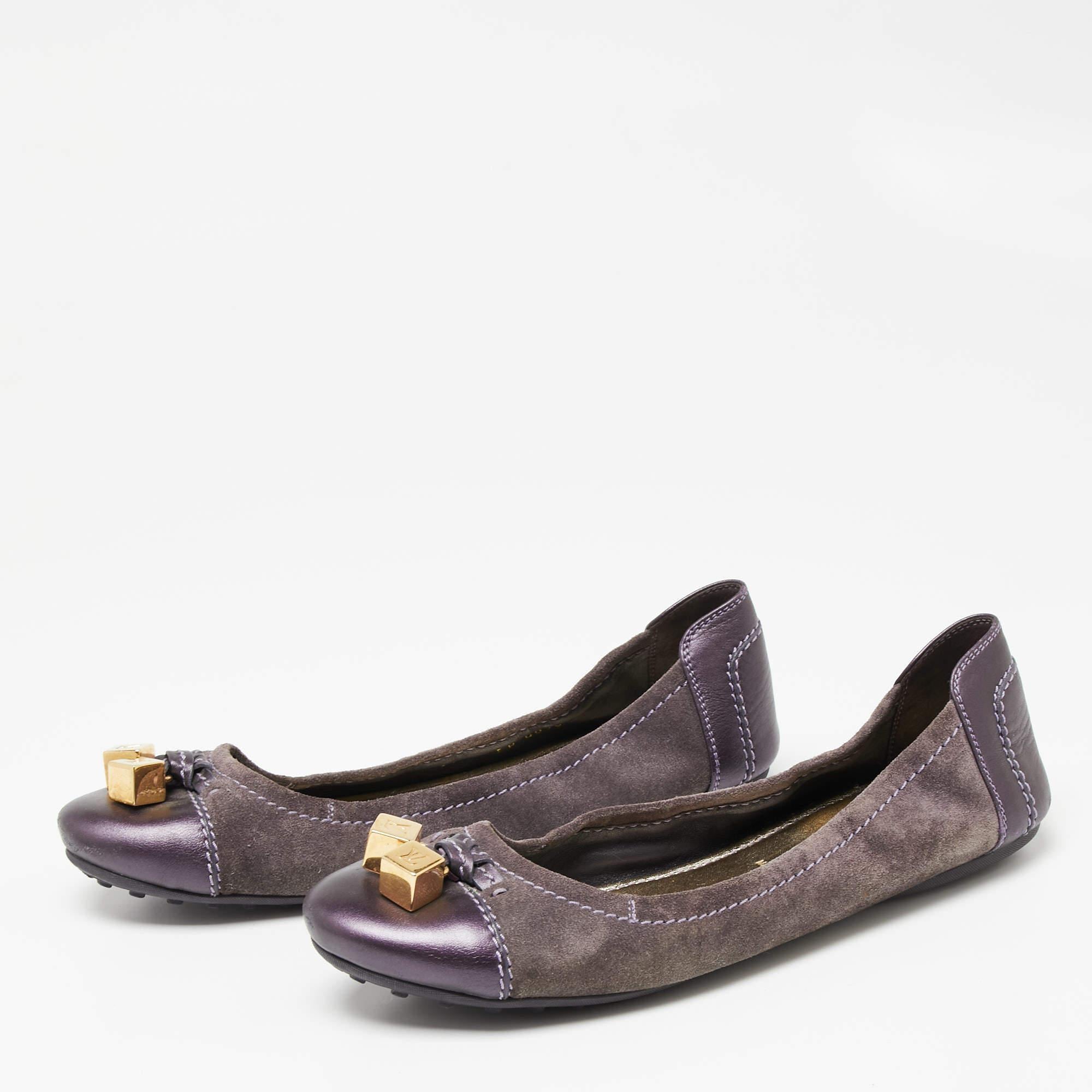 These lovely ballet flats by Louis Vuitton are high on elegance and comfort. Made from suede and leather with gold-tone dice detailing on the vamps, they feature rounded toes and a scrunch style. The purple flats have durable pebbled soles and