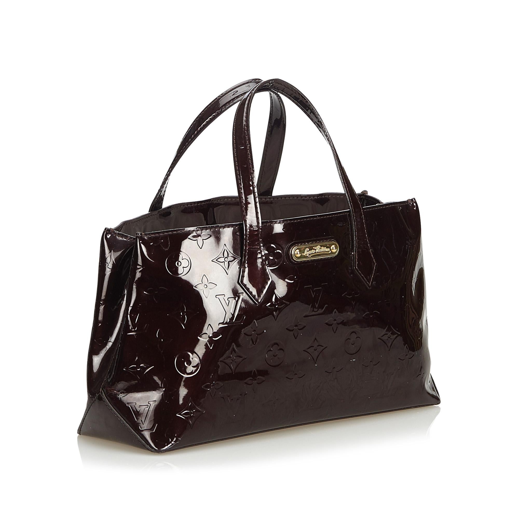 The Wilshire PM features a vernis leather body, flat straps, a top lobster claw closure, and an interior zip pocket. It carries as B+ condition rating.

Inclusions: 
This item does not come with inclusions.


Louis Vuitton pieces do not come with an