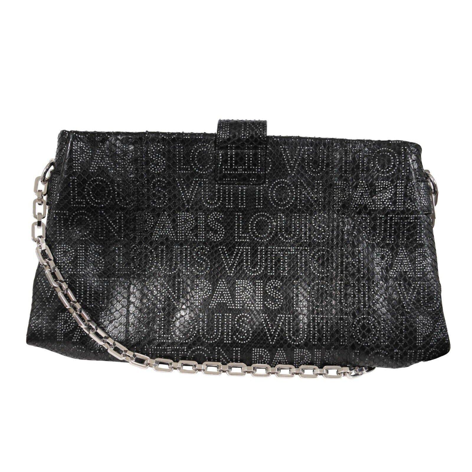 - Extérieur noir argent python

- Bandoulière reliée à une chaîne

- Fermeture à bouton sur le devant

Condit :

Le sac est en très bon état pour son âge, pas de taches extérieures majeures ou de décoloration. L'intérieur du sac est également propre