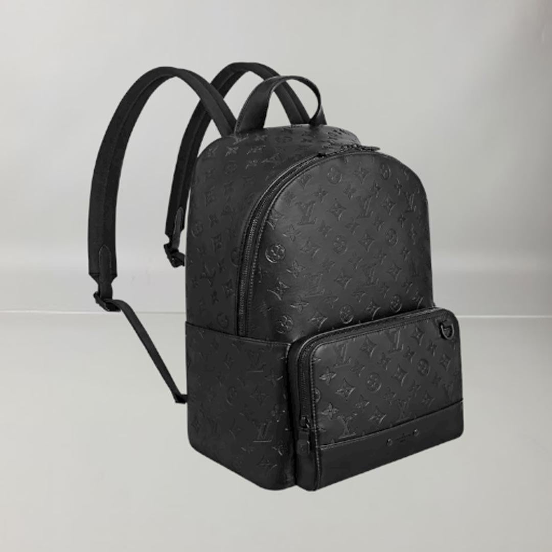  The Racer backpack, in Monogram Shadow leather, stands out for its elegant and sporty style. Lightweight and supple calfskin is rendered in a refined shade of black embossed with the classic Louis Vuitton Monogram motif, adding subtle signature