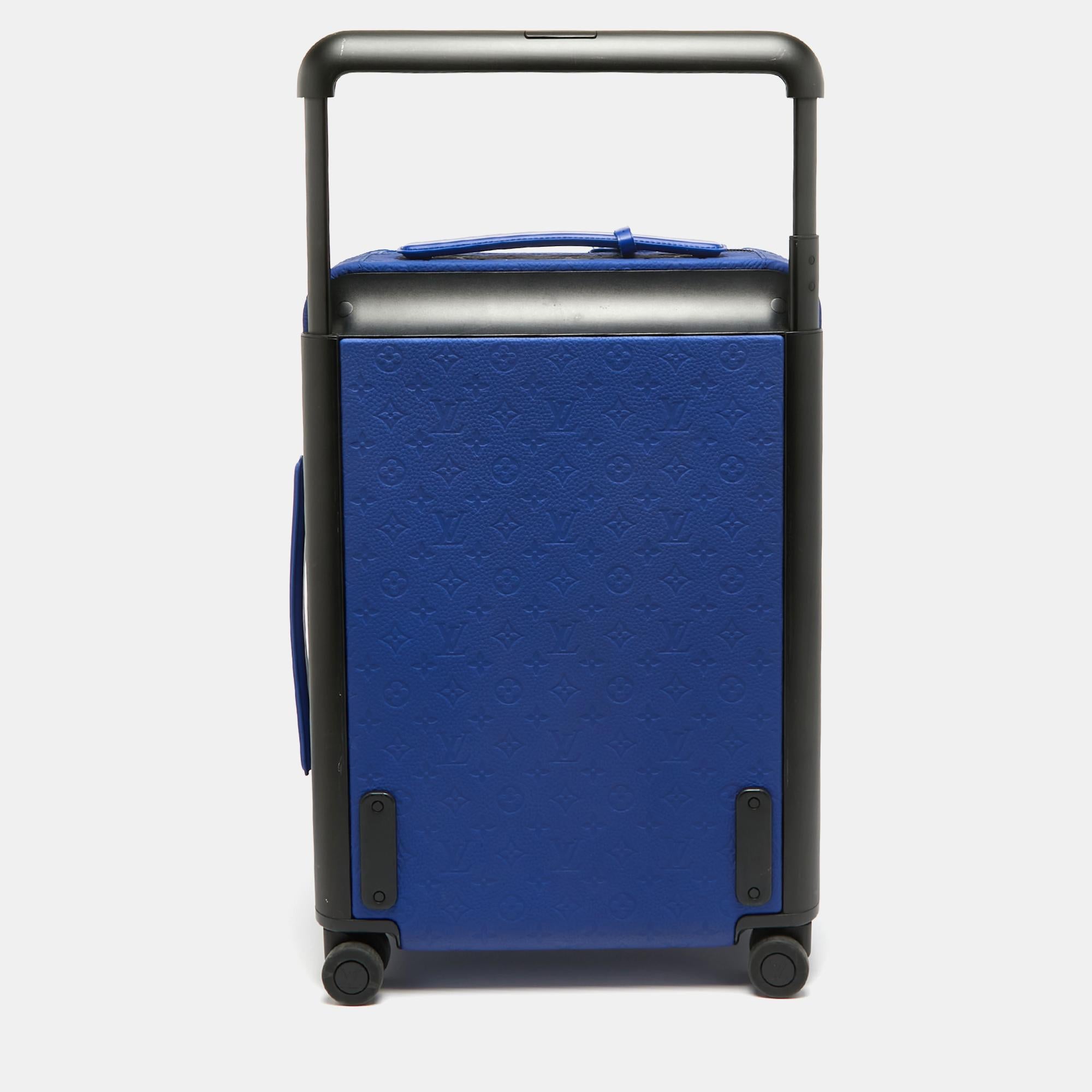 Dieser Koffer, der die legendäre Reisekunst von Louis Vuitton auf elegante Weise weiterführt, ist aus den charakteristischen Materialien gefertigt und besticht durch traditionelle Handwerkskunst und ein innovatives, modernes Design. Leicht, robust