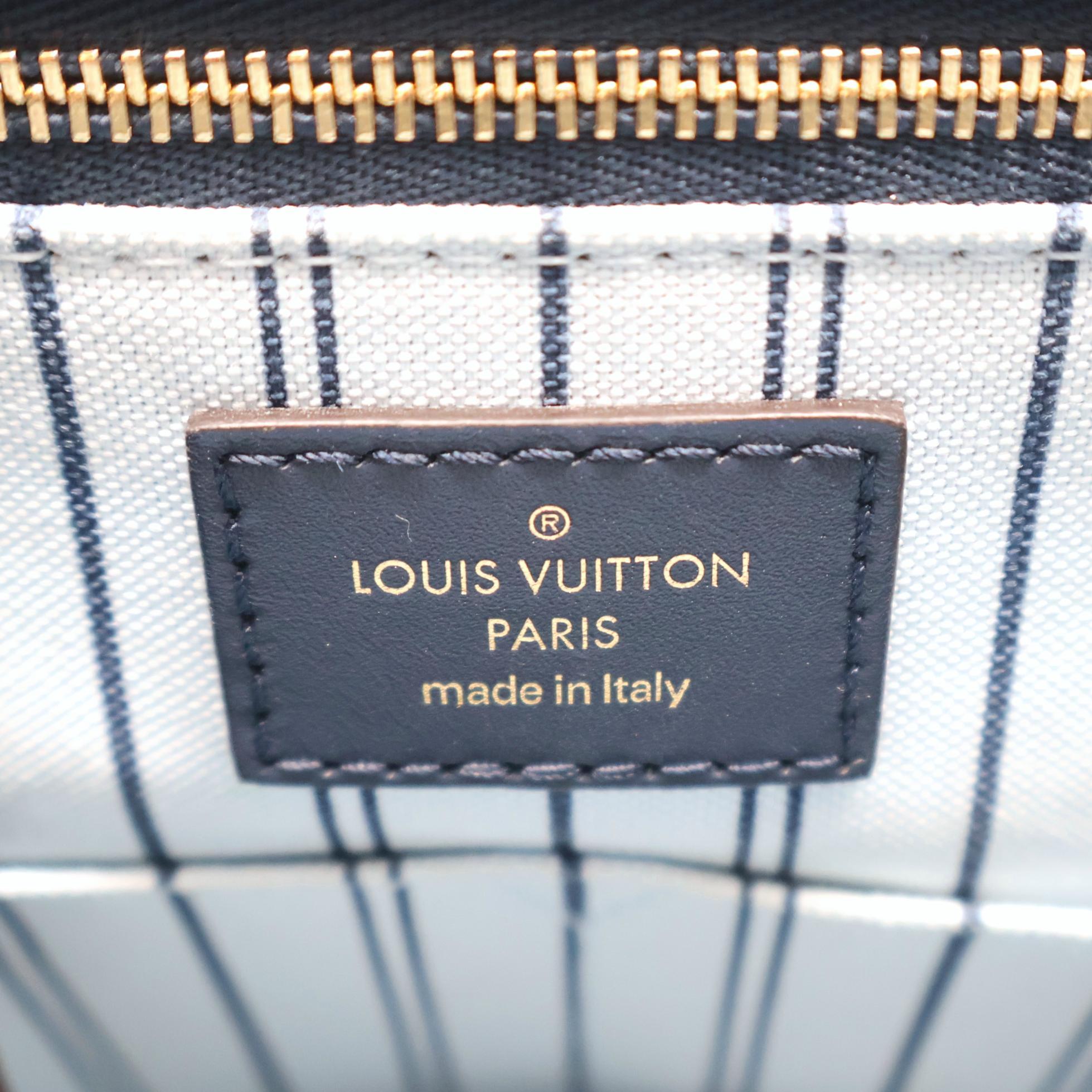 Louis Vuitton Raffia Giant Monogram OnTheGo MM Navy Shoulder Tote Bag, 2021. For Sale 3
