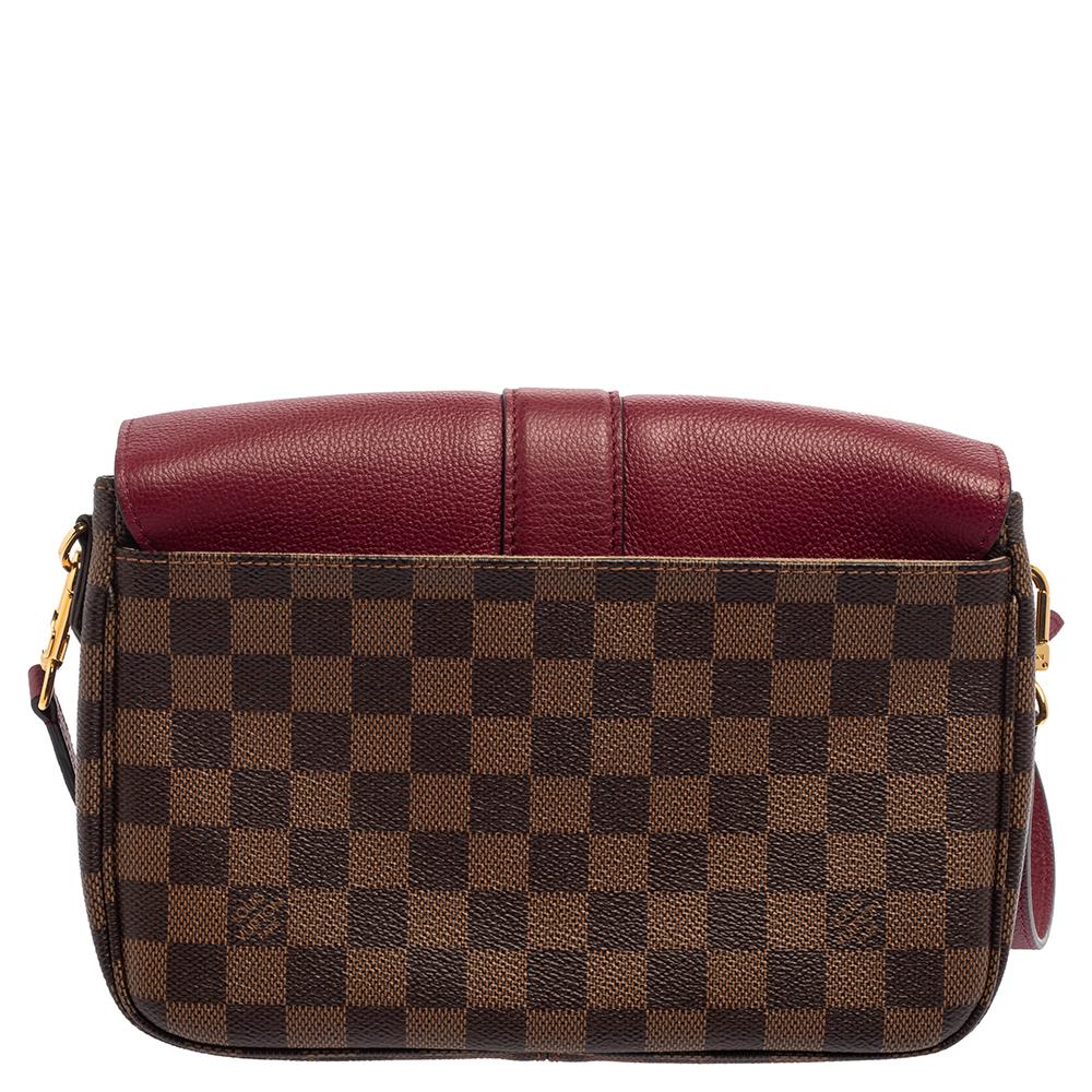 For days of ease and fashion, Louis Vuitton brings you this Clapton bag. It is made from the brand's signature Damier Ebene canvas as well as leather into a lovely design. The creation features a gold-tone lock on the flap and an adjustable shoulder