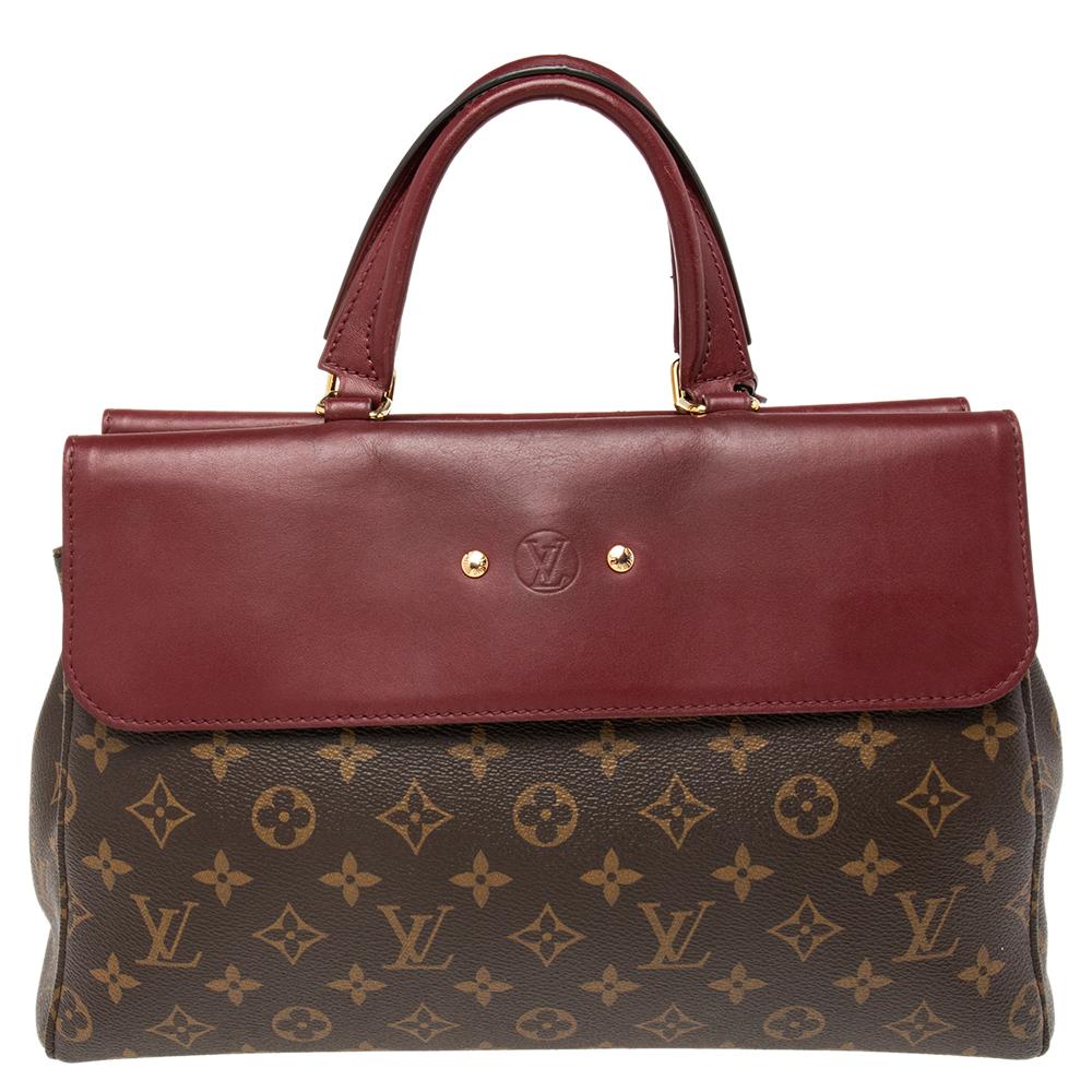 This Venus bag by Louis Vuitton has been crafted meticulously from signature monogram canvas and leather. The bag has a smart silhouette and features dual top handles, an Alcantara interior equipped with a zipped compartment in the middle, a