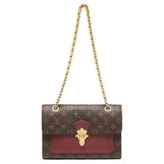 Louis Vuitton - Sac Victoire en toile Monogram en relief avec monogramme