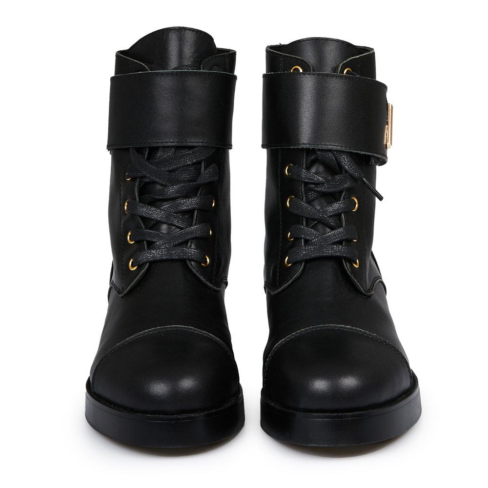 Wonderful black ranger wonderland boots from Louis Vuitton in size 40fr.

Condition: never worn
Made in France
Size: 40 fr
Materials: lamb leather
Lining: leather
Color: black
Dimensions: heel 2.5 cm
Serial number: IP85...
Hardware: gold