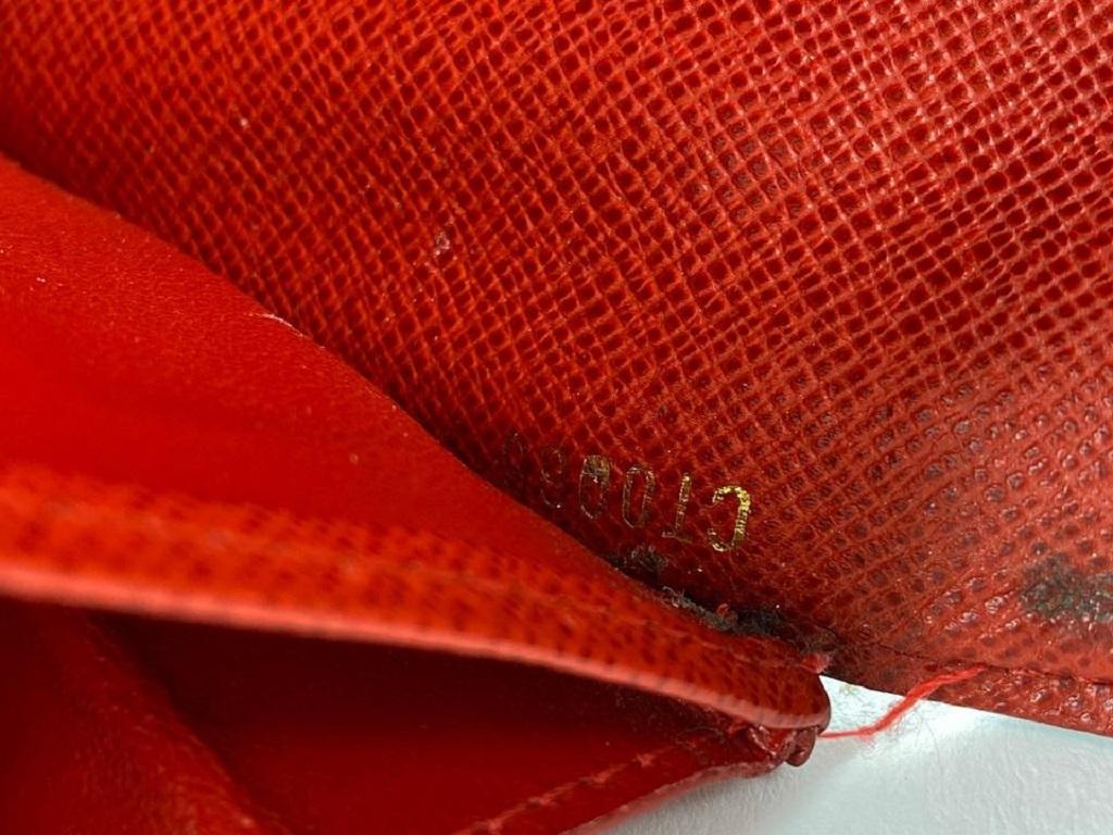 Louis Vuitton Rare Groom Bellboy Porte Tresor Sarah Long Portefeuille 6LVa1117 État moyen - En vente à Dix hills, NY