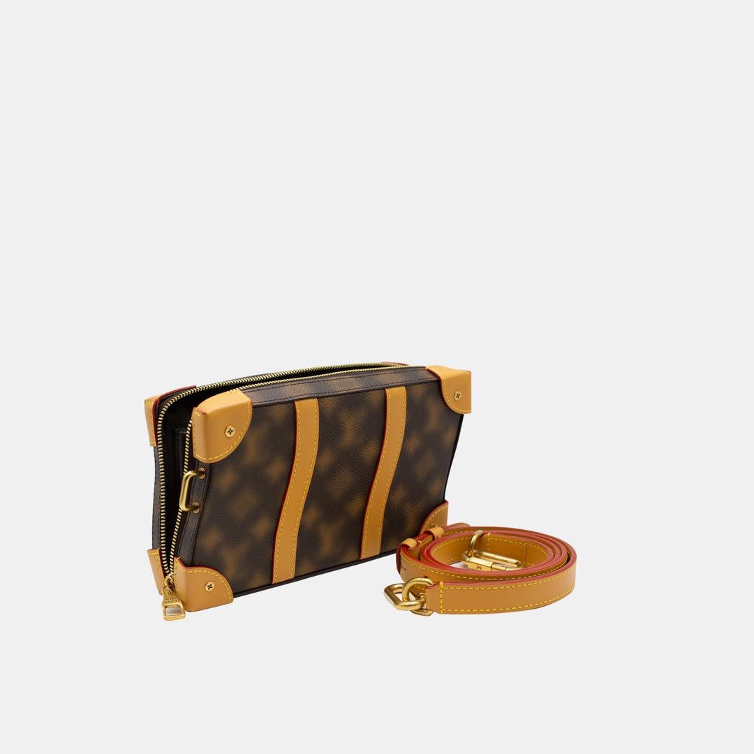 Una de las piezas no excepcionales de la línea de ropa masculina Otoño-Invierno 2022 de Louis Vuitton, este bolso baúl de lona con monograma borroso de Louis Vuitton se inspira en la imaginación infantil de Virgil Abloh y encaja en el tema 