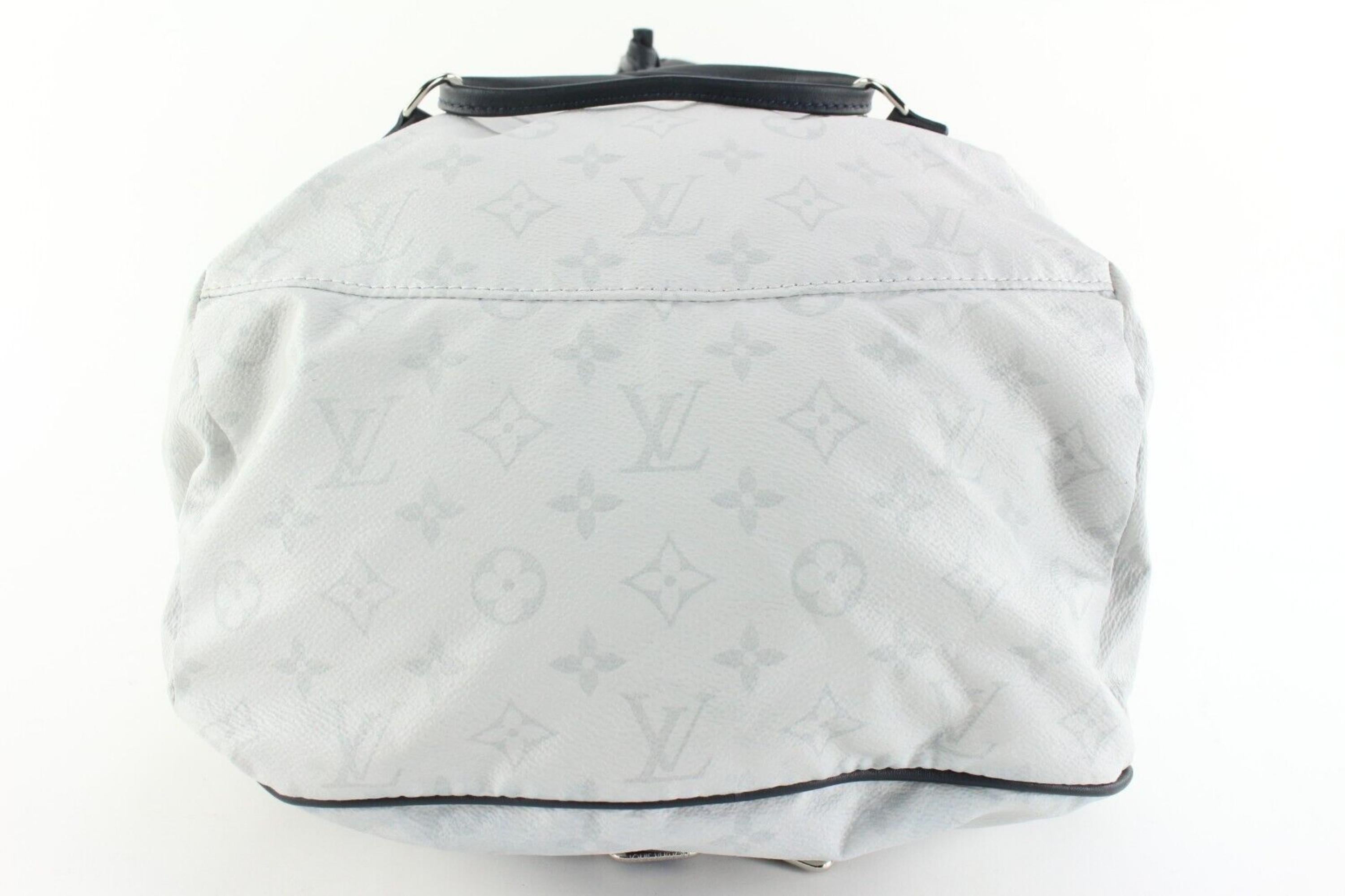 Louis Vuitton Rare White Antarctica Monogram Ultralight Backpack 6LVJ1118 In Good Condition For Sale In Dix hills, NY
