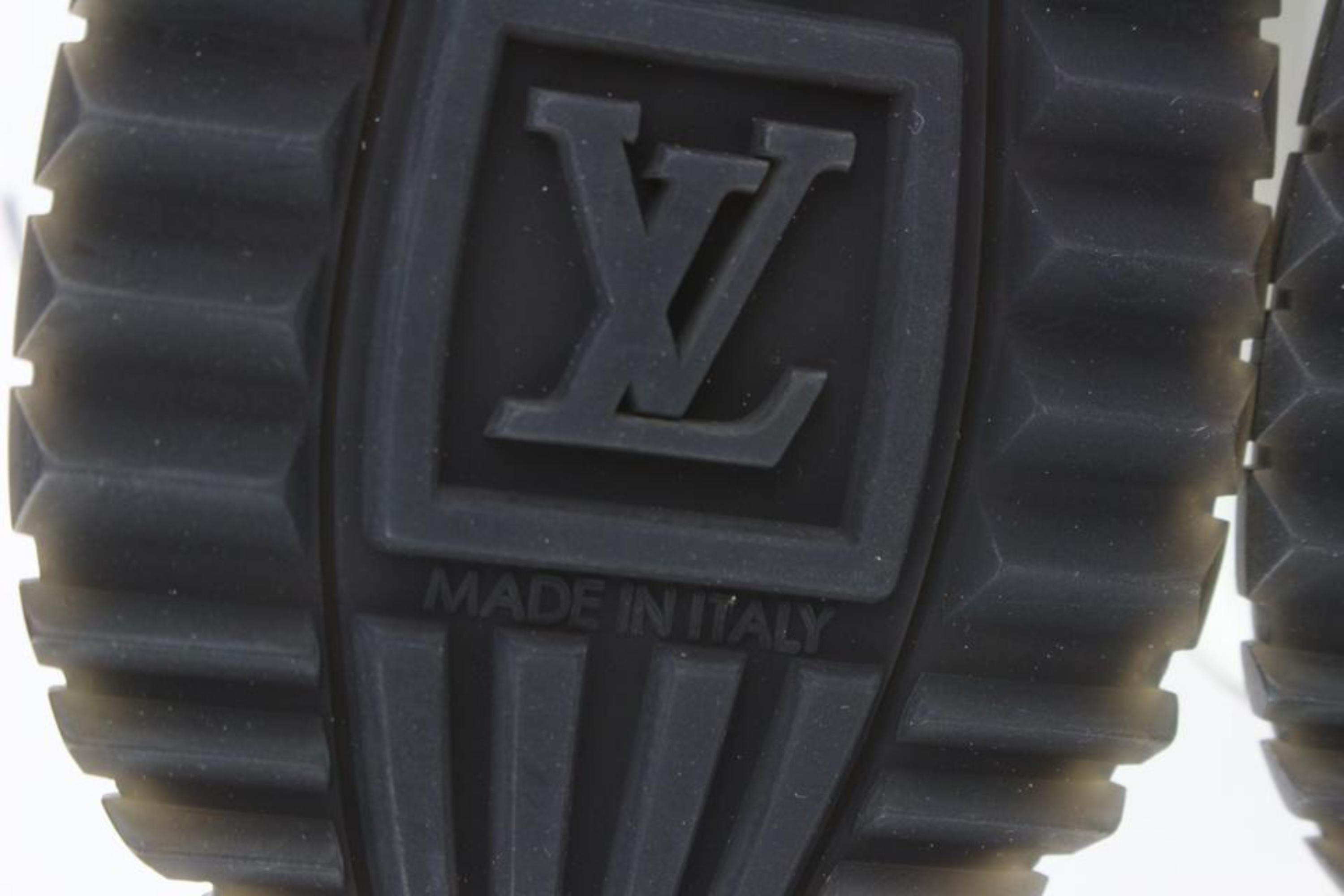 Louis Vuitton Seltene Damen Größe 35 Weiß x Braun Monogramm Run Away Sneaker 1012l im Zustand „Hervorragend“ im Angebot in Dix hills, NY