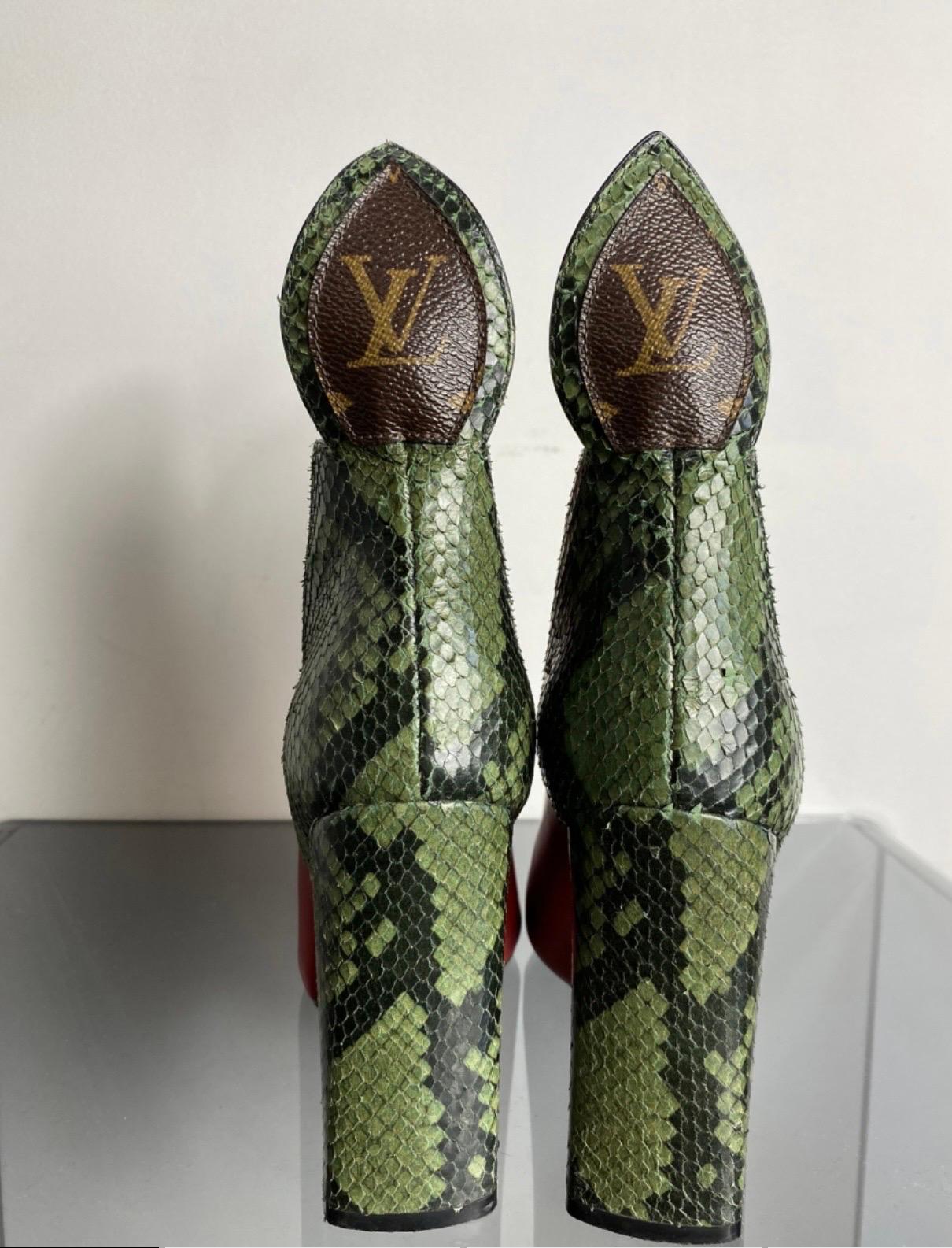 Louis Vuitton ankle boot, number 39, the front part is in red leather, the side and the back in green reptile skin, on the back there is a plate with the classic logo, used very little, insole 27 cm, without platform , 10 cm heel.