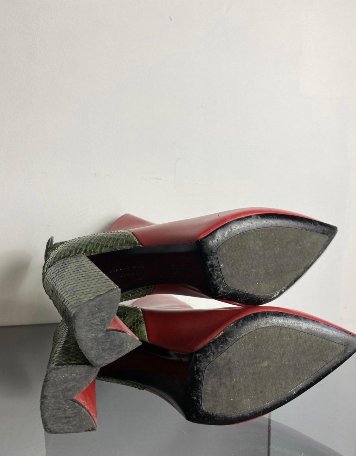 Louis Vuitton red and green reptile leather ankle Boots In Excellent Condition For Sale In Carnate, IT