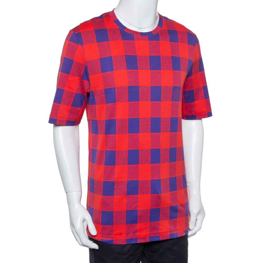 Make a statement with your casual fashion using this T-shirt by Louis Vuitton. Designed for men, the cotton T-shirt has a crew neckline, short sleeves, and Masai Damier print all over. It is comfortable, stylish, and of high quality.

