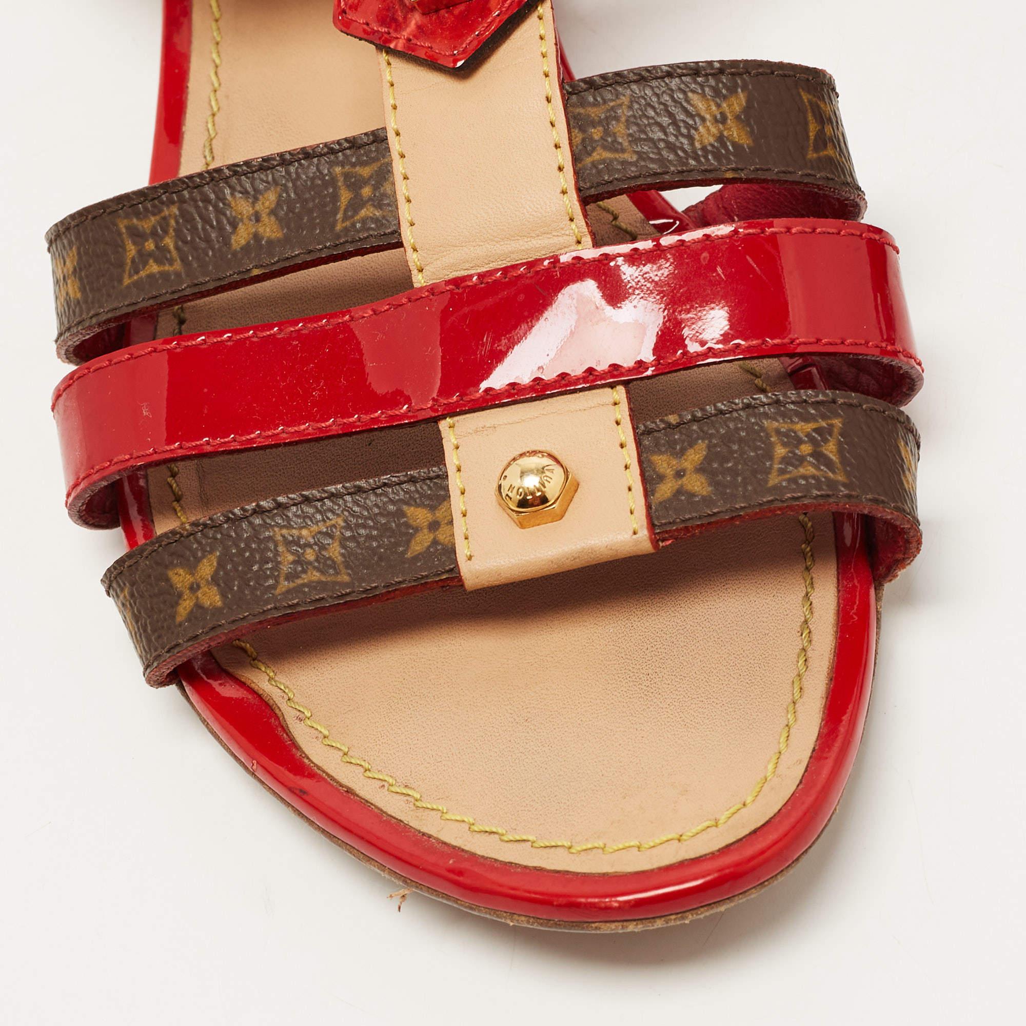 Louis Vuitton Red/Brown Patent Leather and Monogram Canvas Flat Sandals Size 37 In Good Condition In Dubai, Al Qouz 2